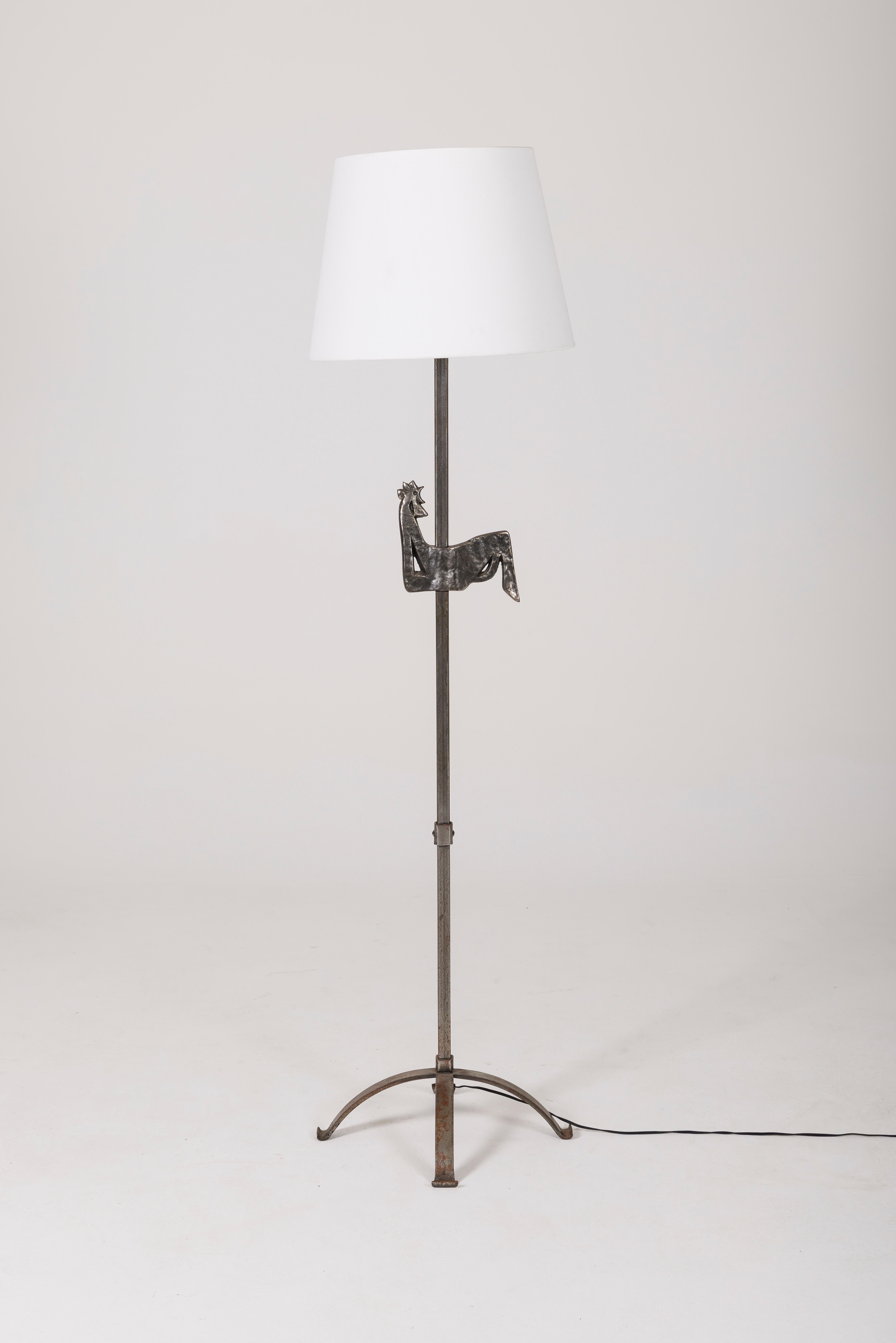 Cock floor lamp often attributed to Jean Touret for Ateliers Marolles, 1950s. Wrought iron structure resting on 4 legs. European plug. Very good condition.
LP1208