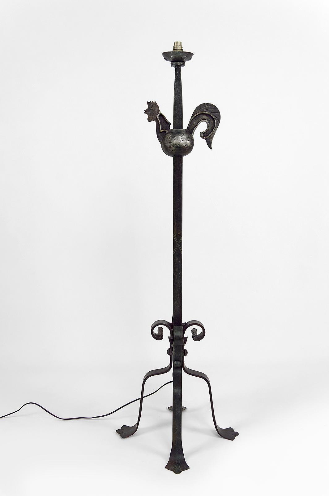 Beautiful quadripod floor lamp depicting a rooster, in wrought and hammered iron.

Mid-Century Modern, France, circa 1950-1960.

By Jean Touret (1916-2004), French sculptor and designer, settled in the city of Marolles after the Second World