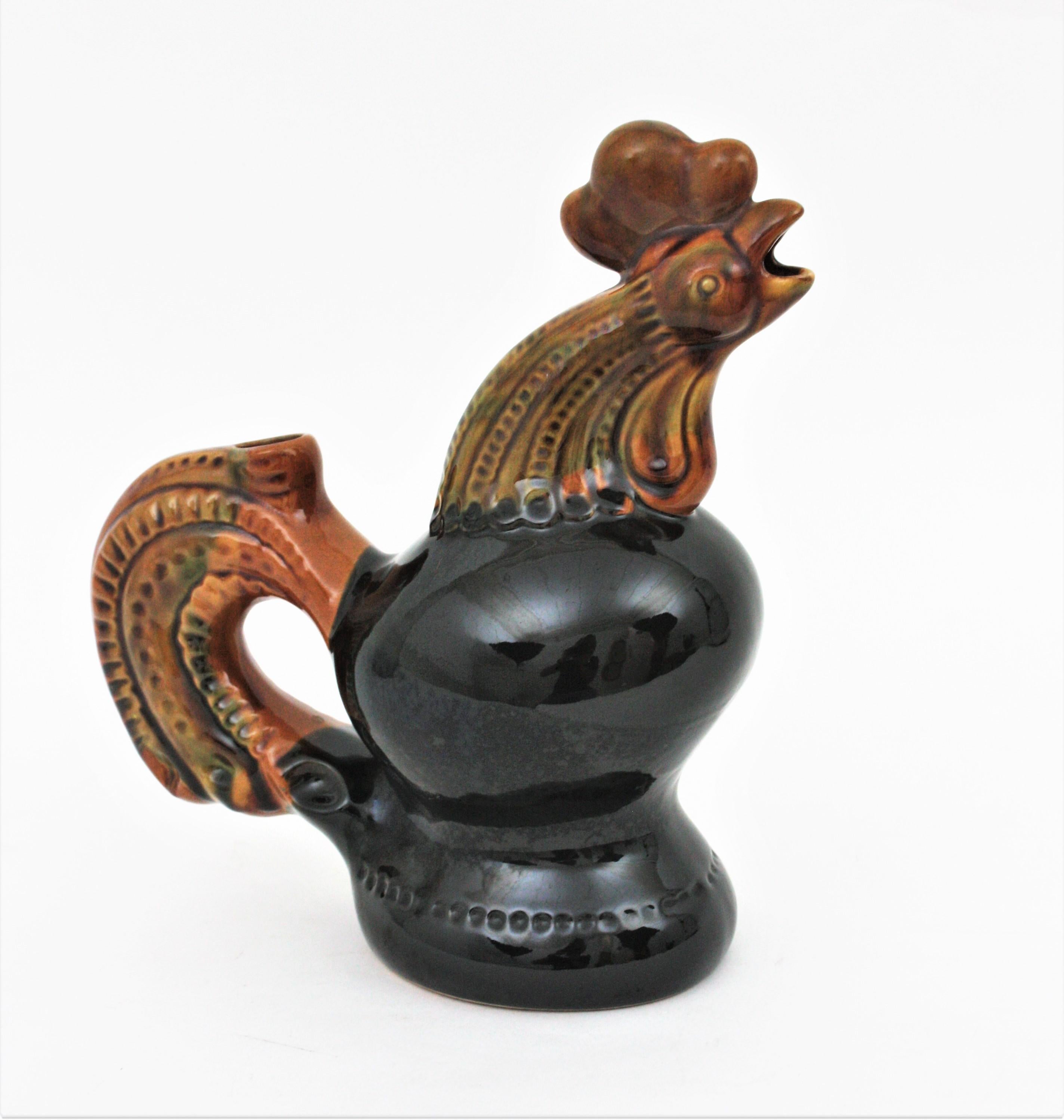 Accattivante brocca / brocca a forma di gallo in ceramica maiolica nera e ambra, Ucraina, anni 1950-1960.
Un accento fresco per qualsiasi cucina o da usare come brocca da portata. È un oggetto molto bello, che fa parte di una collezione di ceramiche