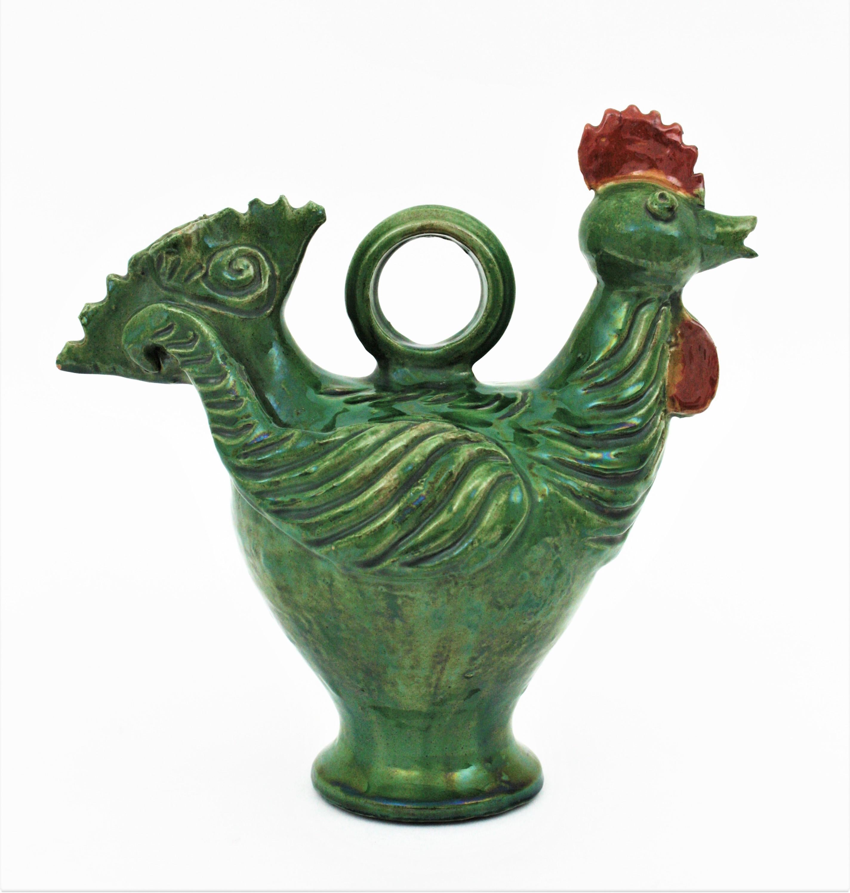 Auffälliger grüner und brauner Majolika-Keramikhahn, Spanien, 1950er Jahre.
Dekorativer Krug aus andalusischer Keramik in Form eines Hahns in Grüntönen mit braunen Akzenten. Traditionell verwendet, um Wasser einzuschließen und es frisch zu