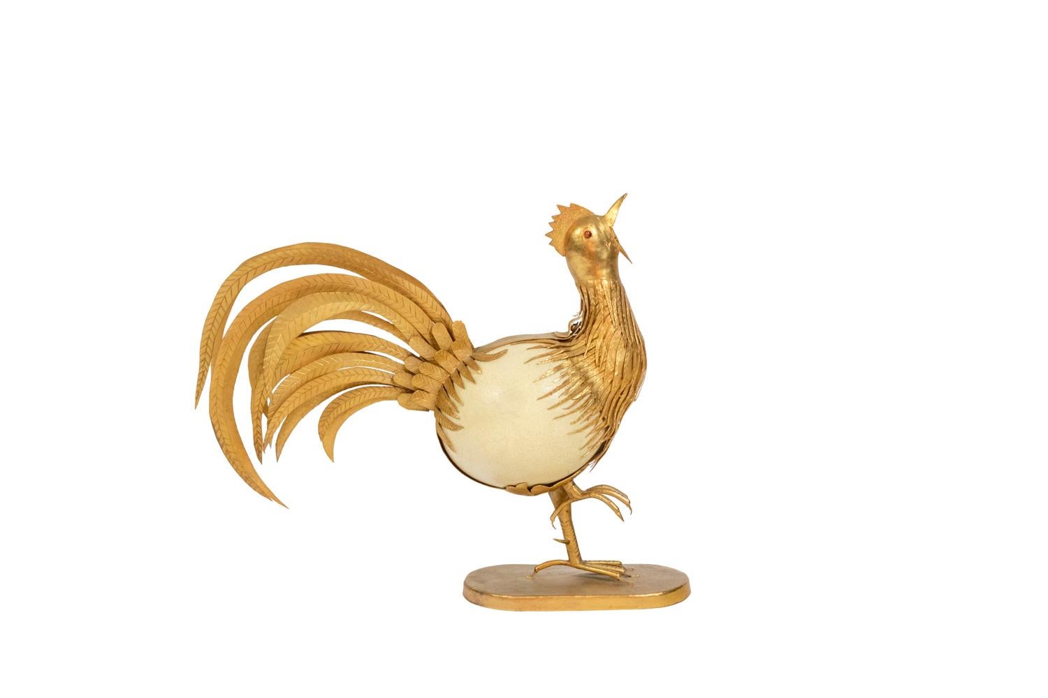 Rooster realized from an ostrich egg, and in gilded brass, beak open and right leg raised. Red colored eyes. Oblong base.

French or Italian craftsmanship realized in the 1970s.