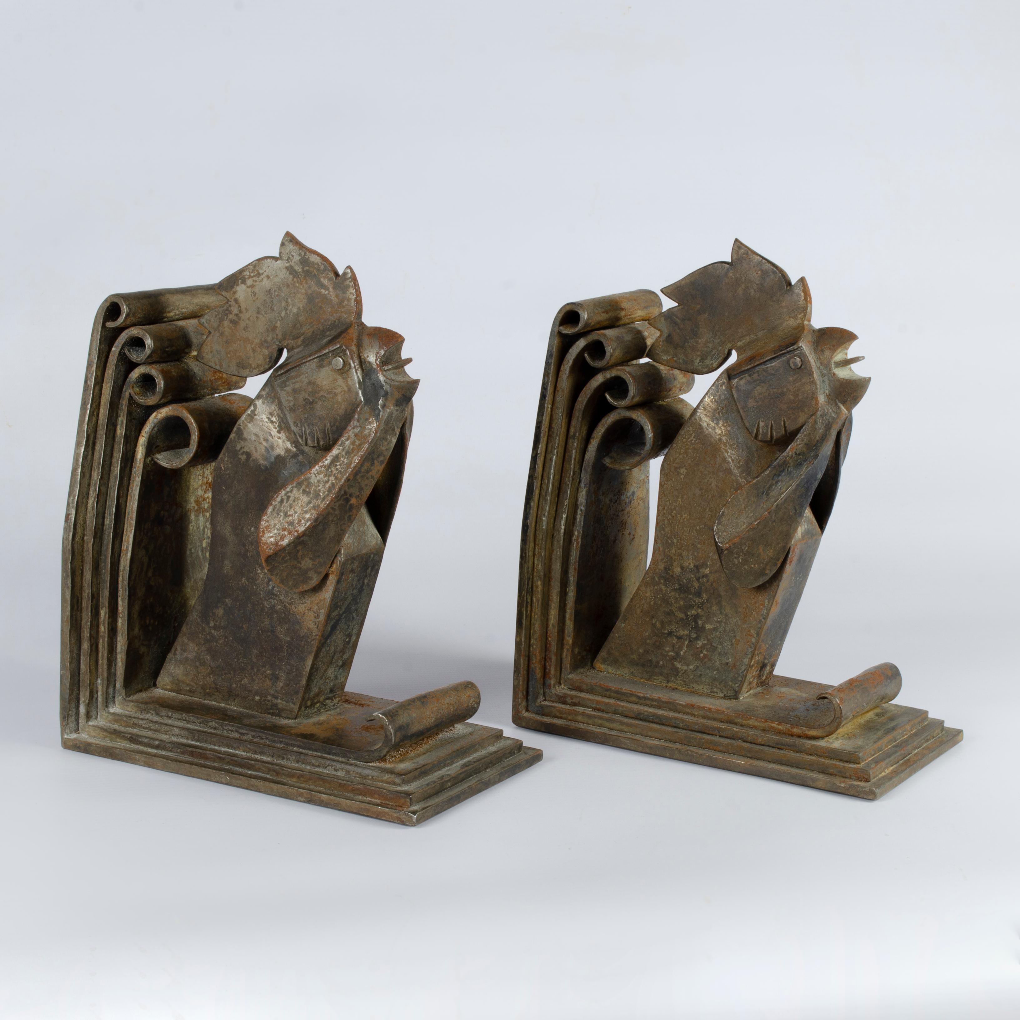 Pair of book presses with a rooster design, made of iron, made by Edgar Brandt (1880 - 1960). Signed E, BRANDT

Reproduced in the books, Joan Kahr, Edgar Brandt: Art Deco Ironwork, New York, 2010, p. 143
Joan Kahr, Edgar Brandt: Master of Art Deco
