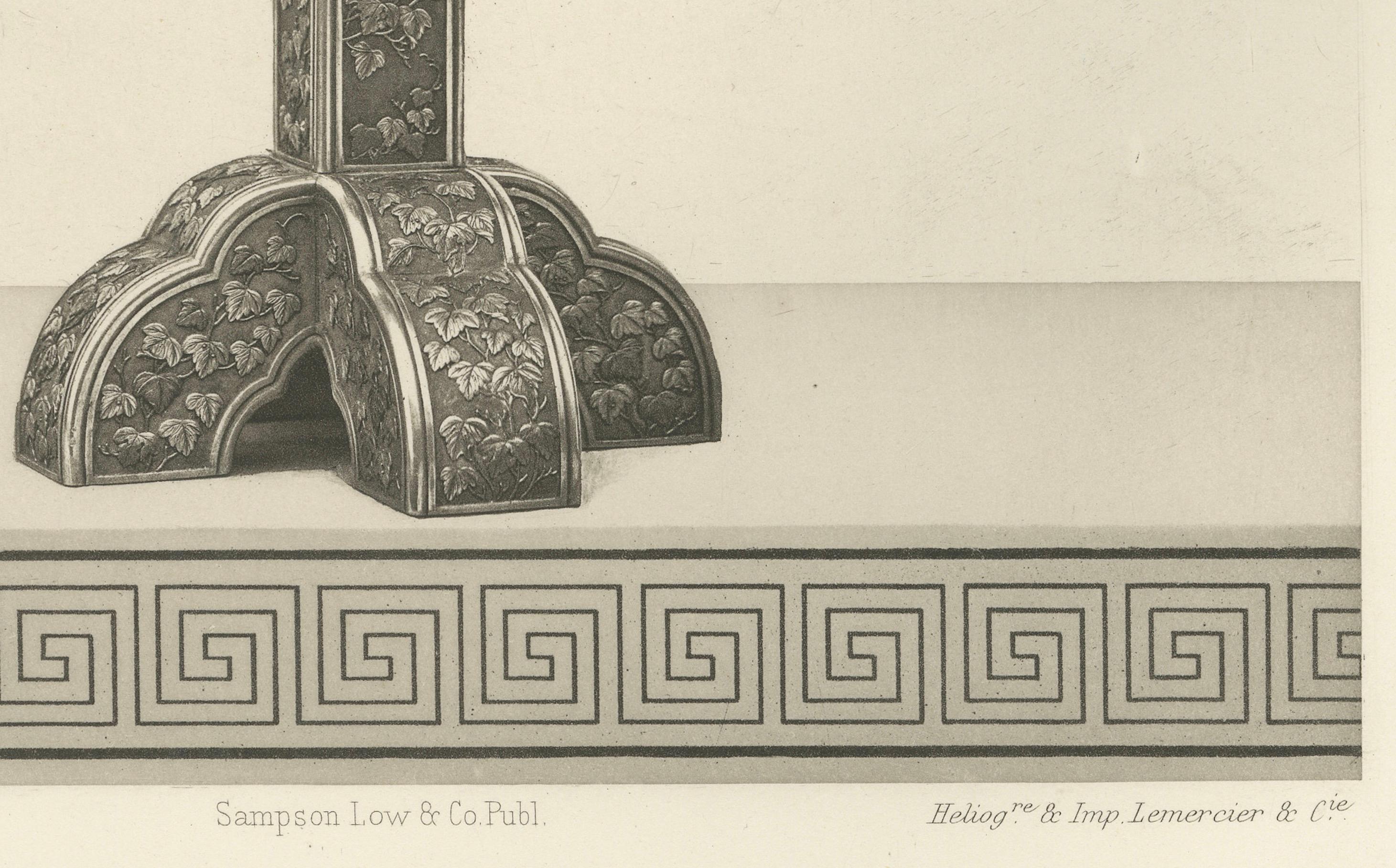 Titel: Hahn auf einer Ziertrommel - Tafel II aus Abschnitt VI von G. A. Audsley's Decorative Masterpieces

Beschreibung: Diese bemerkenswerte Chromolithografie, Tafel II aus Abschnitt VI der berühmten Sammlung von G. A. Audsley, zeigt eine