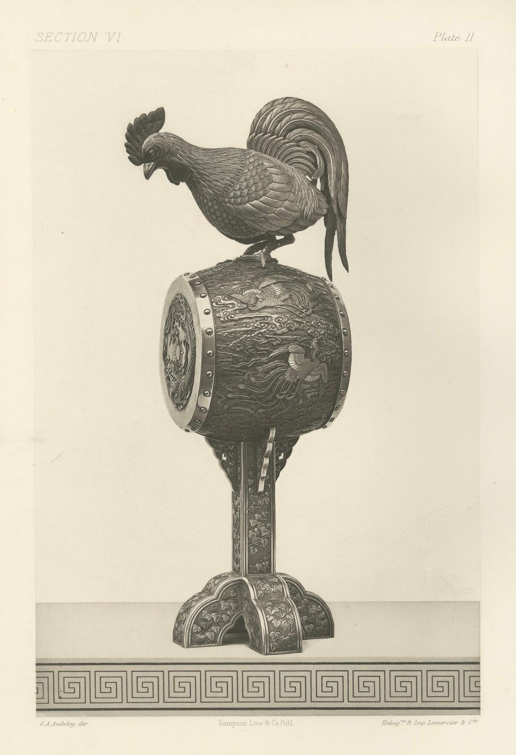 Hahn auf einer Ornamental-Trommel - aus Audsley's Decorative Masterpieces, 1884 (Papier) im Angebot