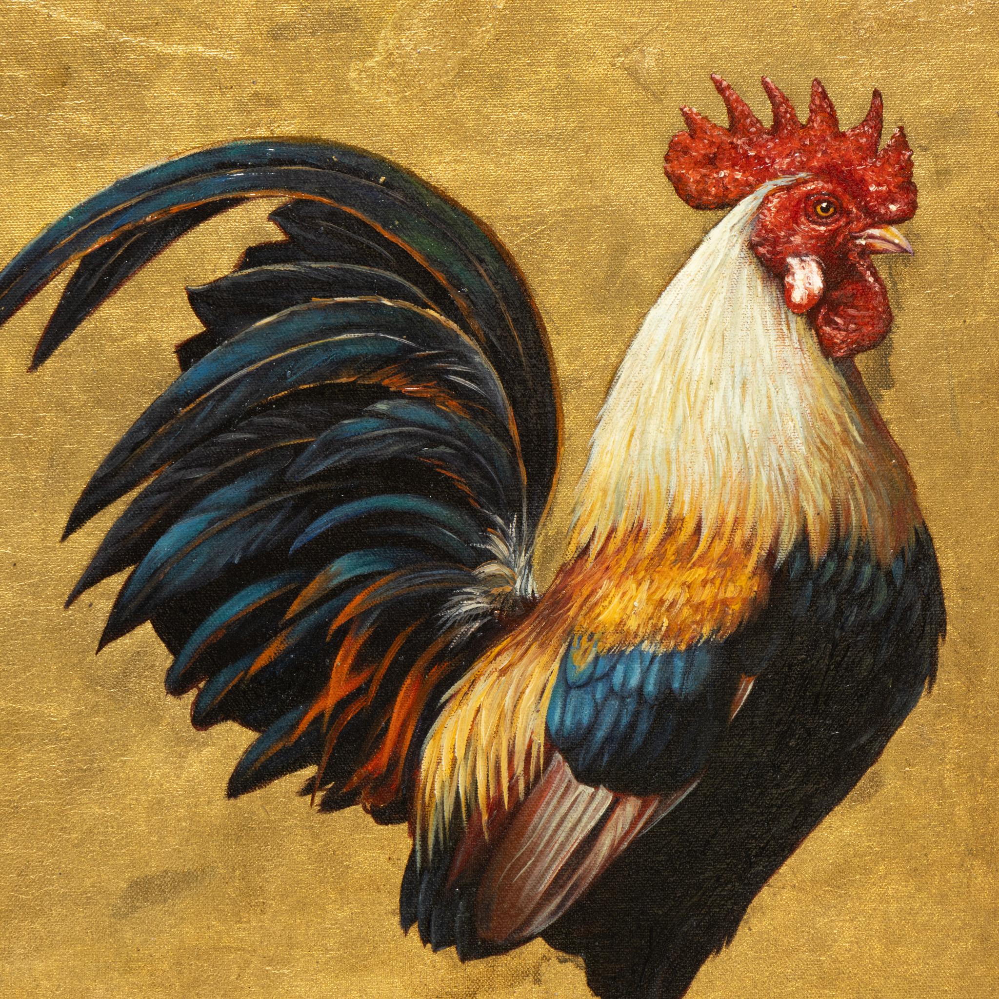 Peinture à l'huile originale de E. Tapia. La pièce représente un coq coloré sur fond d'or, sur de l'herbe. Le coq présente des couleurs bleu, or, rouge, crème et vert. Une peinture bien faite qui serait bien exposée dans une ferme ou une maison