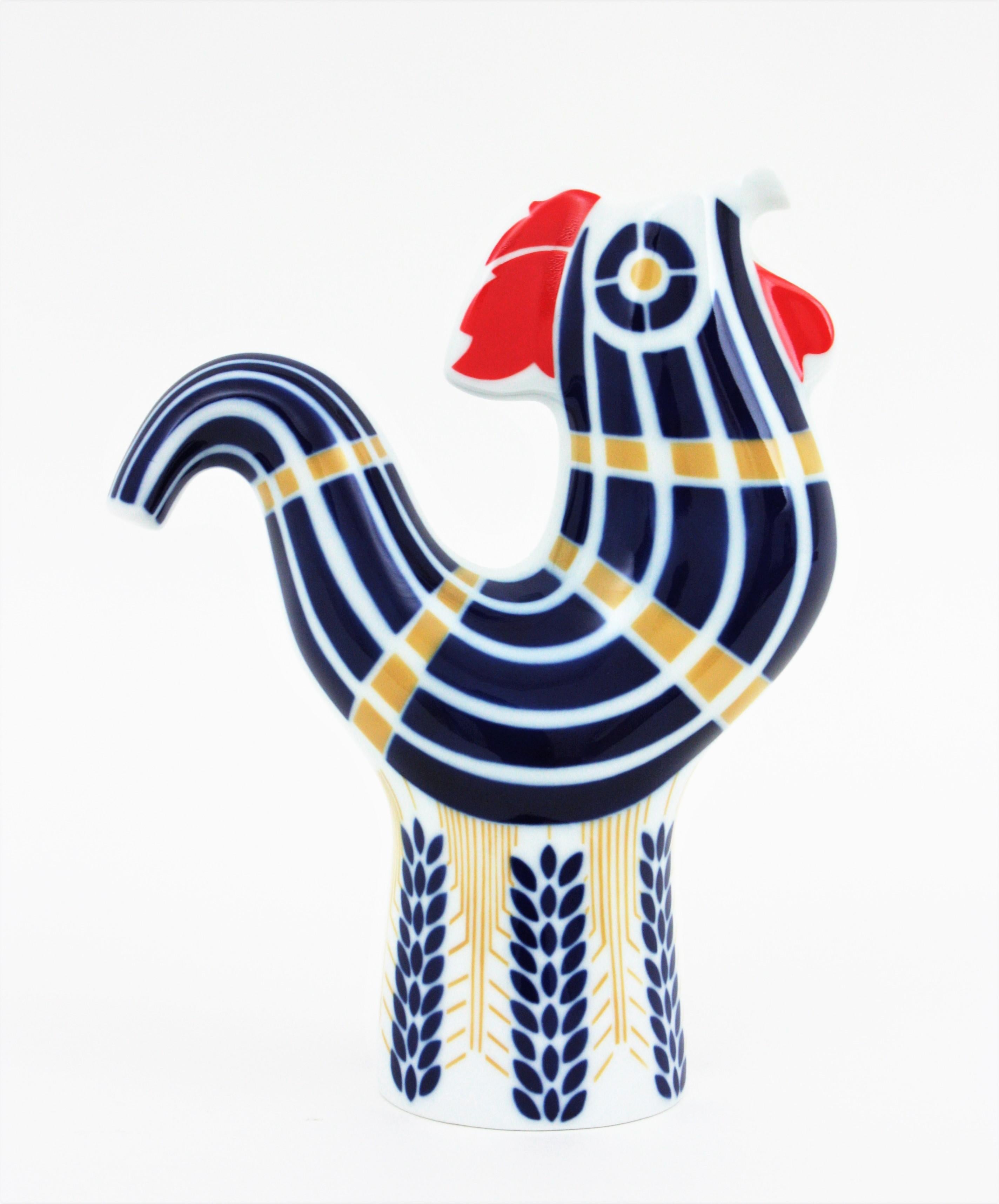 Porcelain rooster vase / pitcher, Sargadelos, Spain, 1950s-1960s.
Midcentury decorative rooster shaped jug vase in white and cobalt blue porcelain with golden and red accents.
Use it as decorative vase or as jug server / tableware.
A cool accent