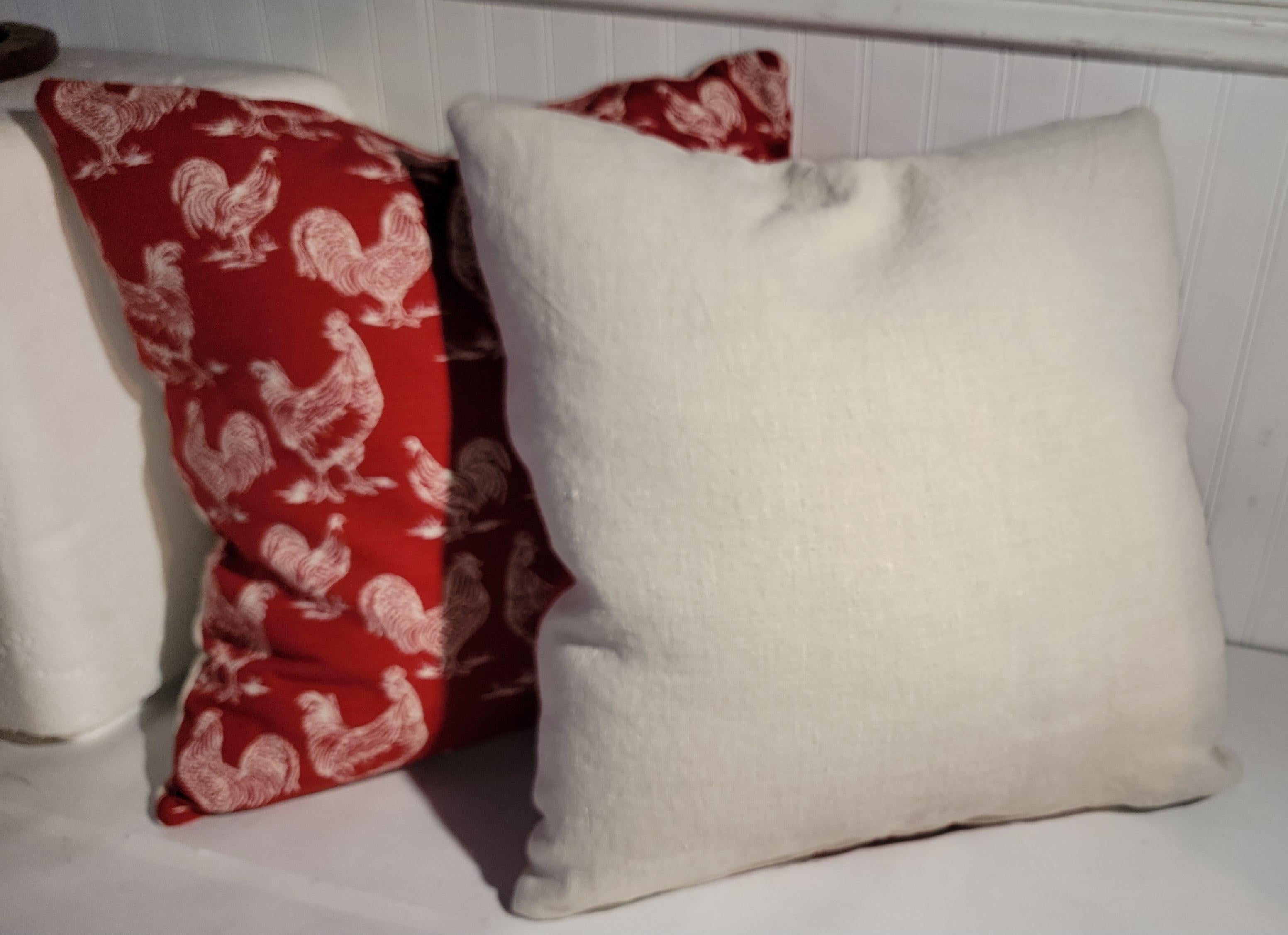 Ces oreillers en lin rouge et blanc ont un dos en lin naturel et sont garnis de duvet et de plumes.