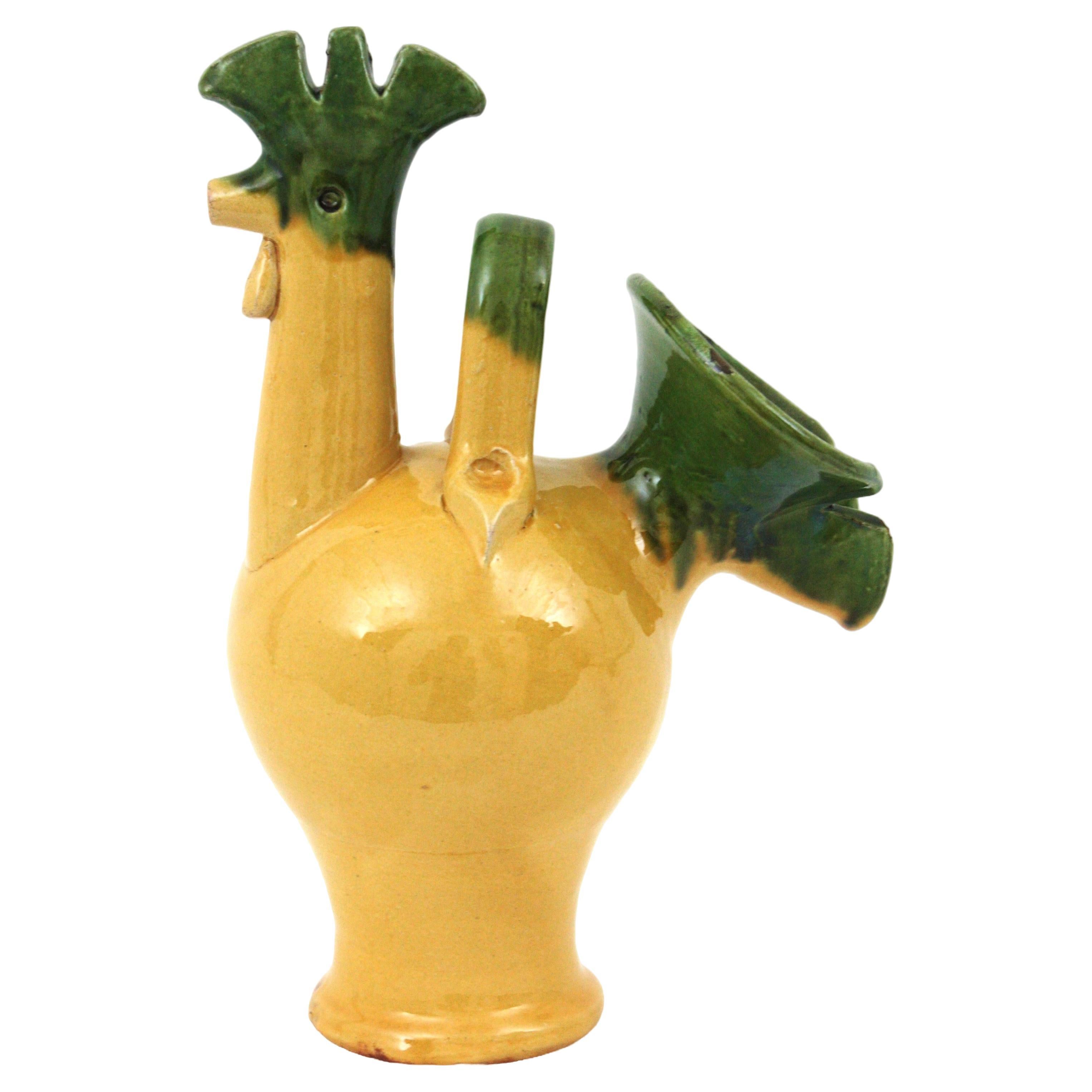 Auffälliger grüner und gelber Majolika-Keramikhahn, Frankreich, 1950er Jahre.
Handgefertigt aus gelb glasierter Keramik mit grünen Akzenten.
Ein cooler Akzent für jede Küche oder als Servierkrug zu verwenden. Hübsch als Teil einer Keramiksammlung in