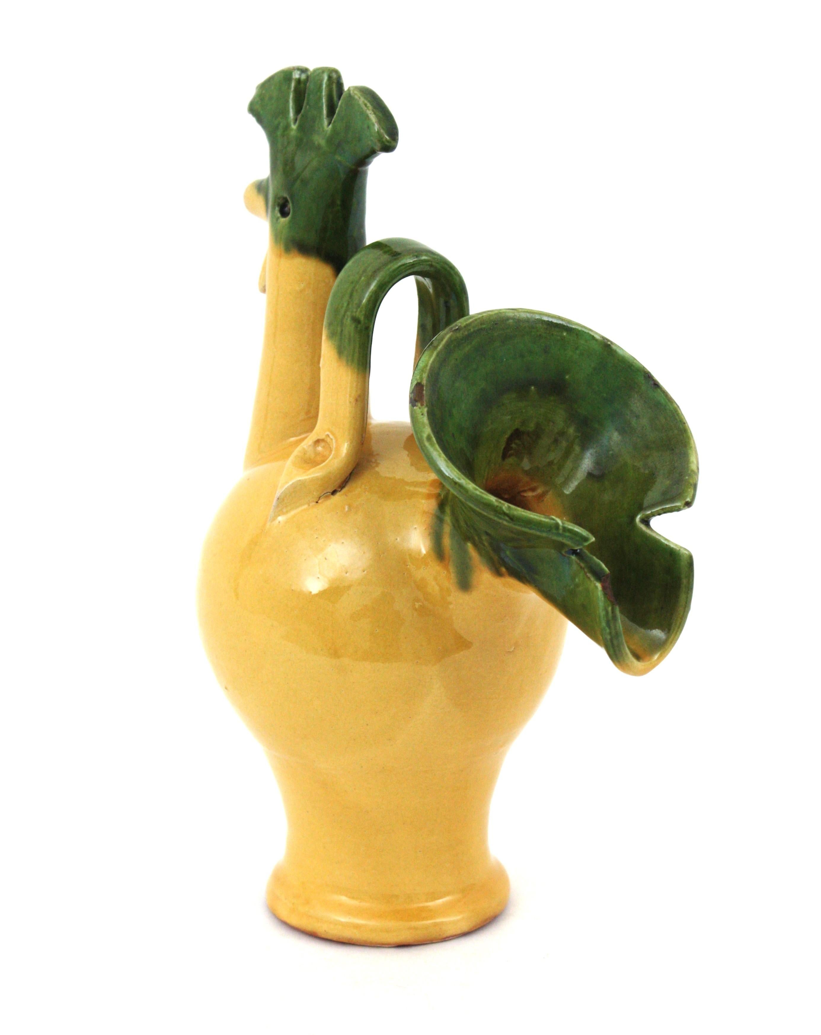 Hahn, gelb und grün glasierte Keramikkanne, Frankreich, 1950er Jahre (Glasiert) im Angebot