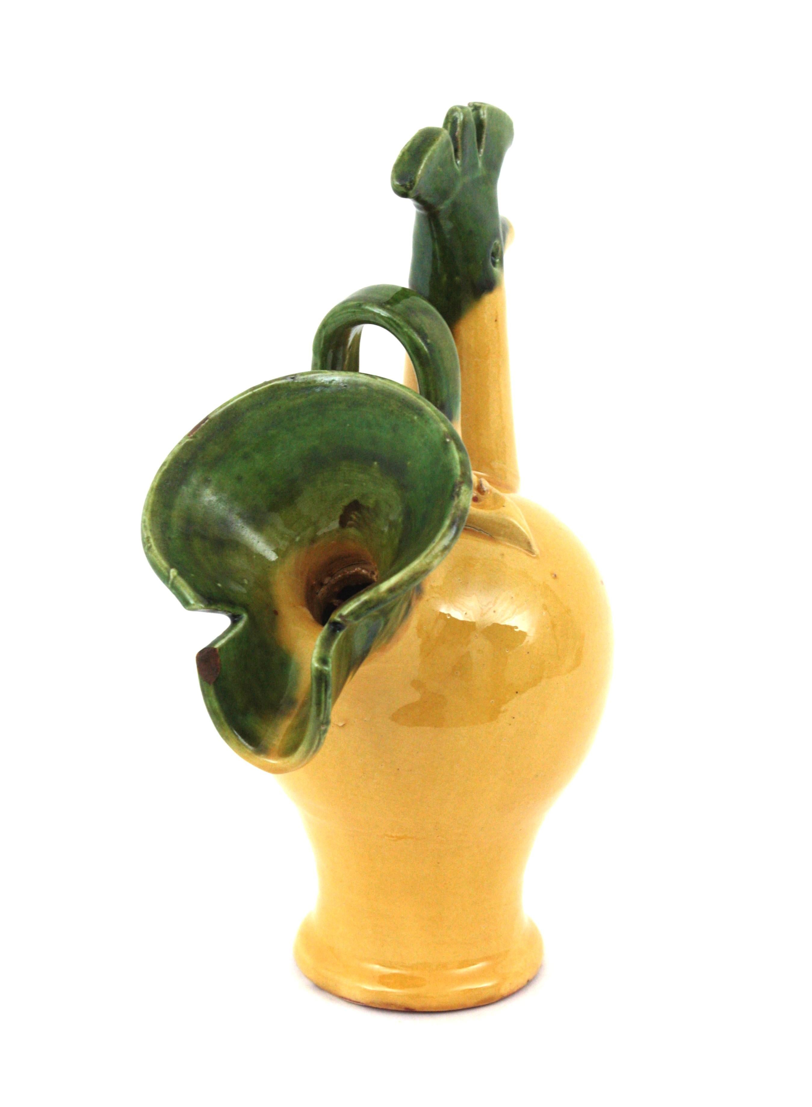 Hahn, gelb und grün glasierte Keramikkanne, Frankreich, 1950er Jahre im Zustand „Gut“ im Angebot in Barcelona, ES
