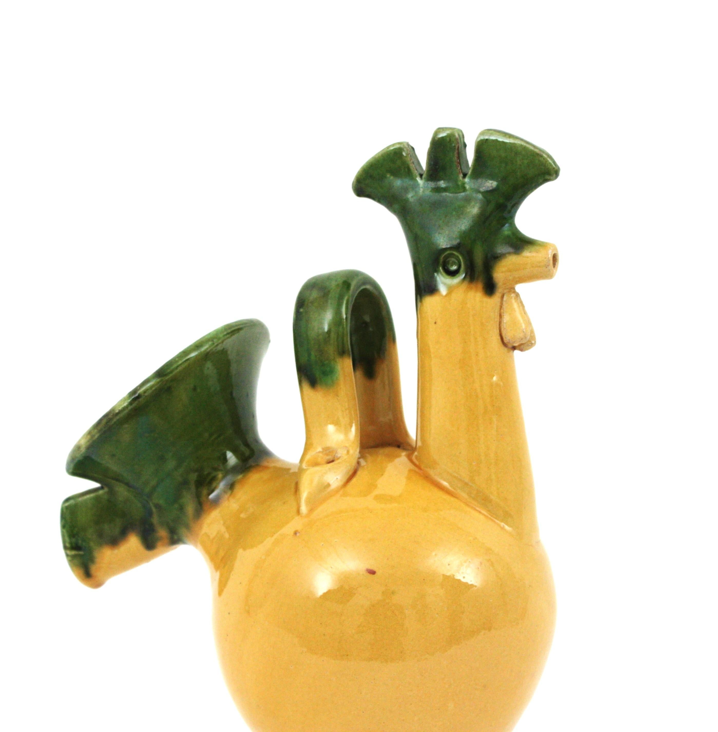 Hahn, gelb und grün glasierte Keramikkanne, Frankreich, 1950er Jahre im Angebot 1