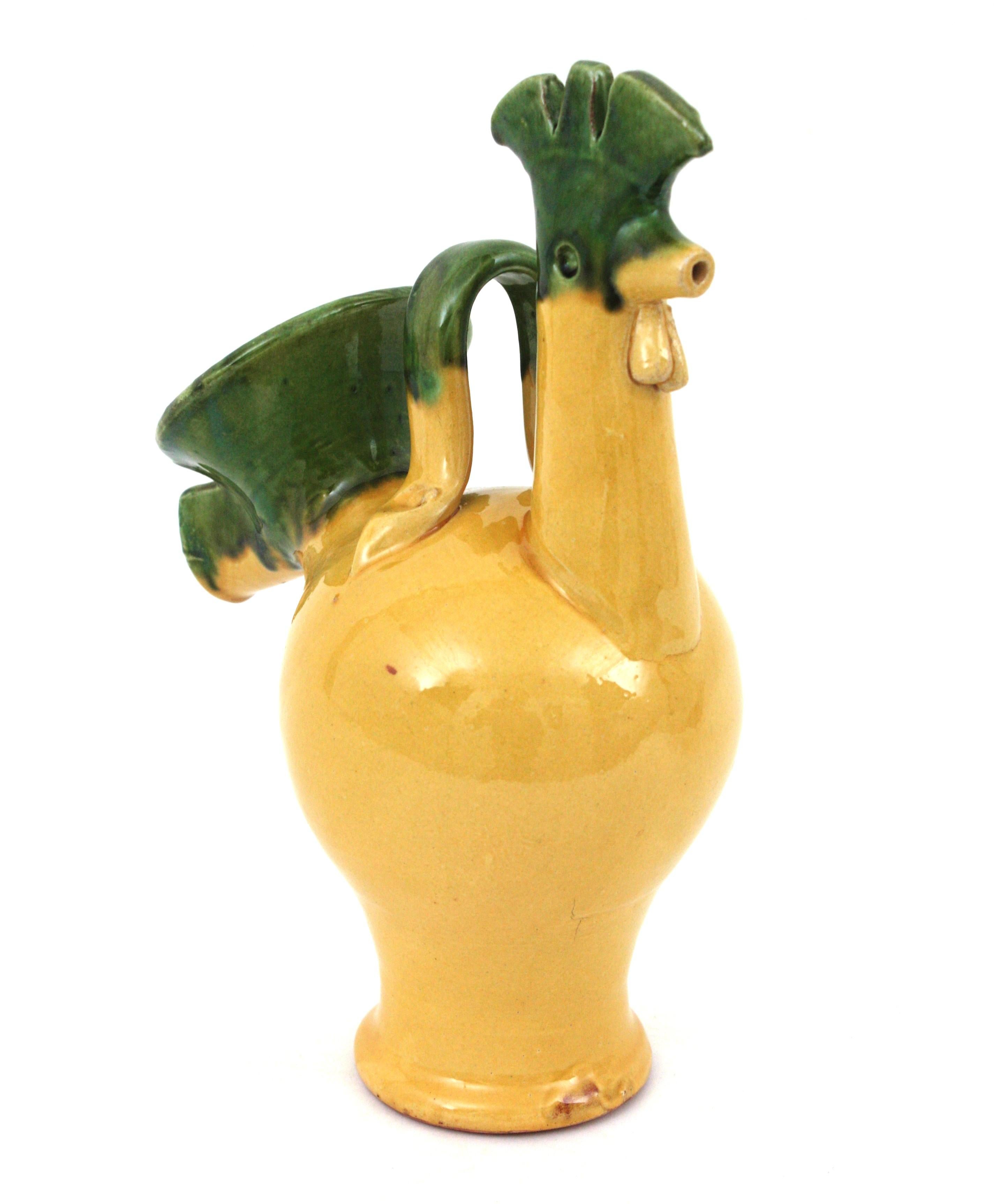 Hahn, gelb und grün glasierte Keramikkanne, Frankreich, 1950er Jahre im Angebot 2