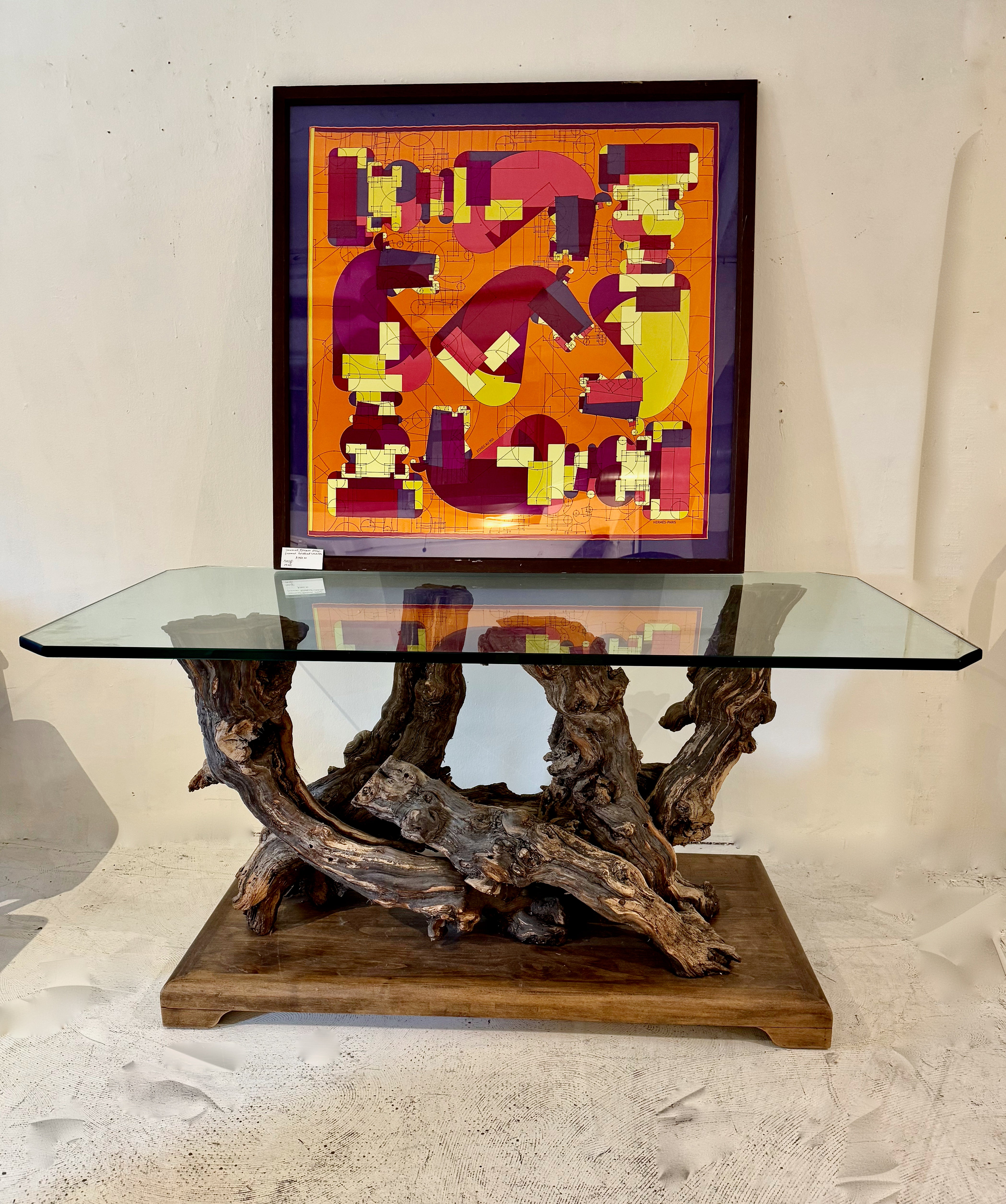 Il s'agit d'un superbe exemple de table du milieu du siècle qui a été créée en entrelaçant de grandes racines sculpturales. La table a passé de nombreuses années à l'extérieur, acquérant une profonde patine naturelle. La base a été nouvellement