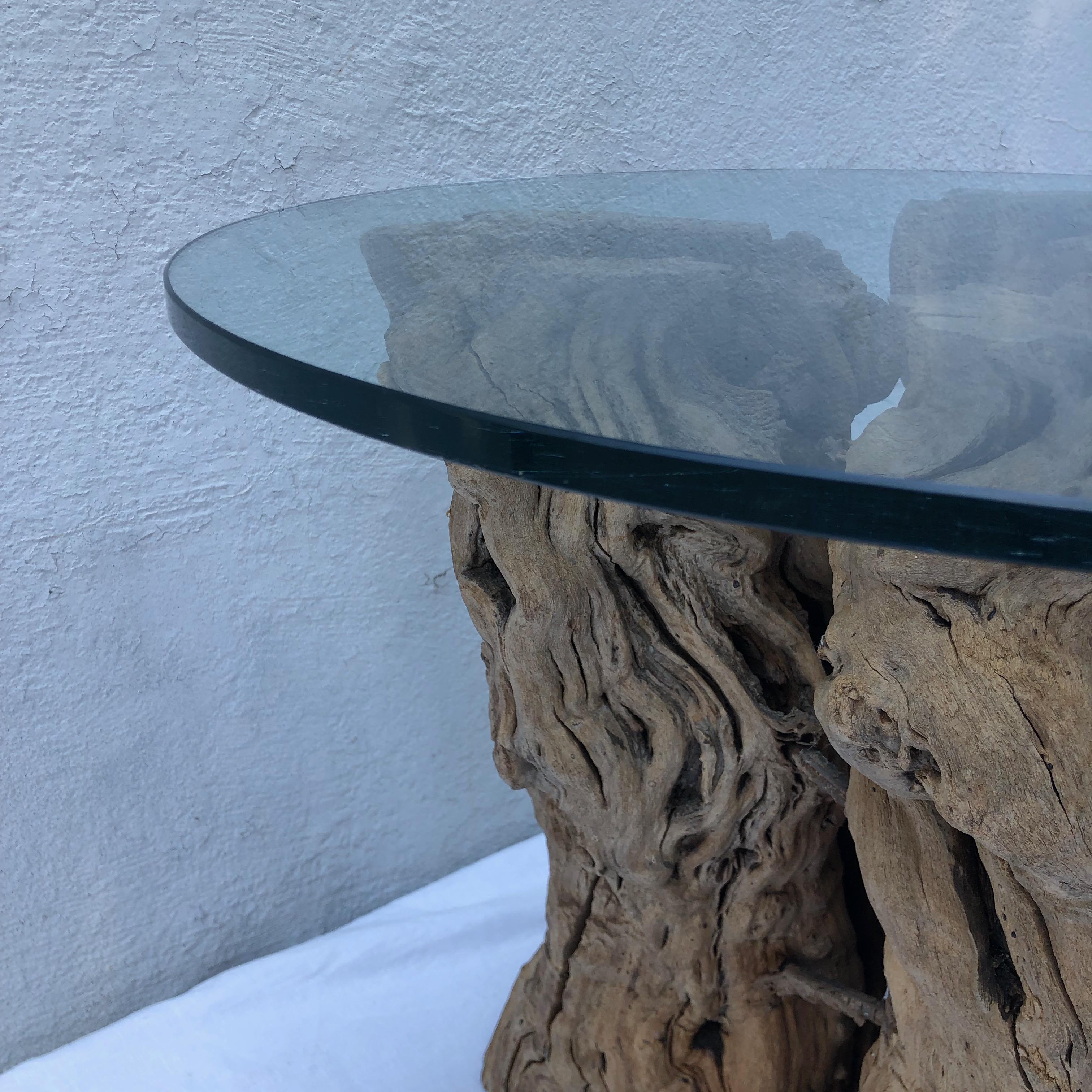Table en bois de racine avec plateau en verre Abîmé - En vente à East Hampton, NY