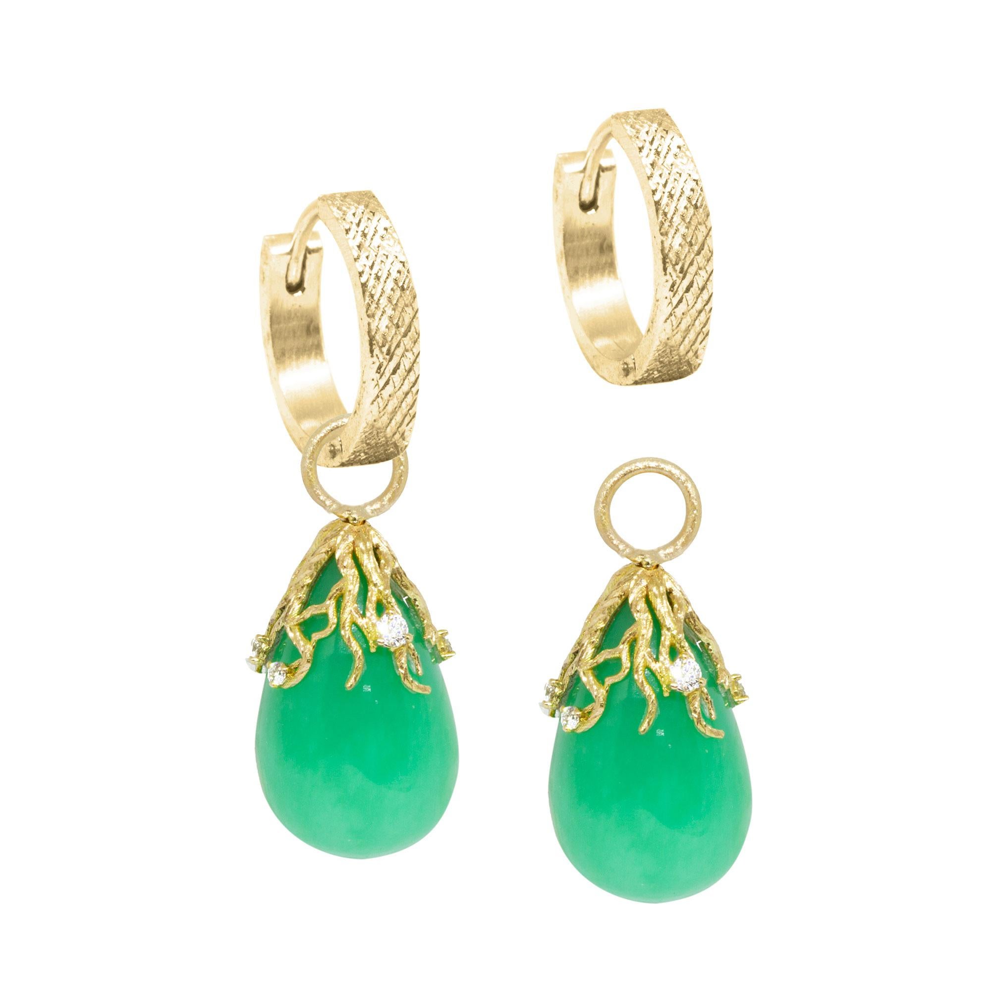 Boucles d'oreilles breloques en or 18 carats et chrysoprase enracinée