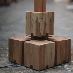 Roots Stehleuchte mit Schirm aus Nussbaum und Sockel aus gespaltenem Ahorn