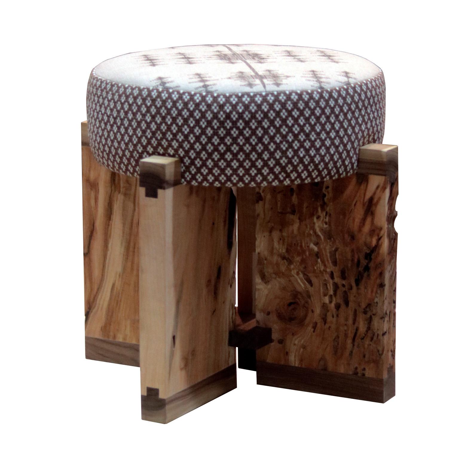 Lo sgabello Rooted è deciso e inflessibile nel suo design. Combina armoniosamente le ricche texture dell'acero d'argento e del noce, le cui venature uniche tessono una storia accattivante ispirata alla bellezza della natura. Ci facciamo carico delle