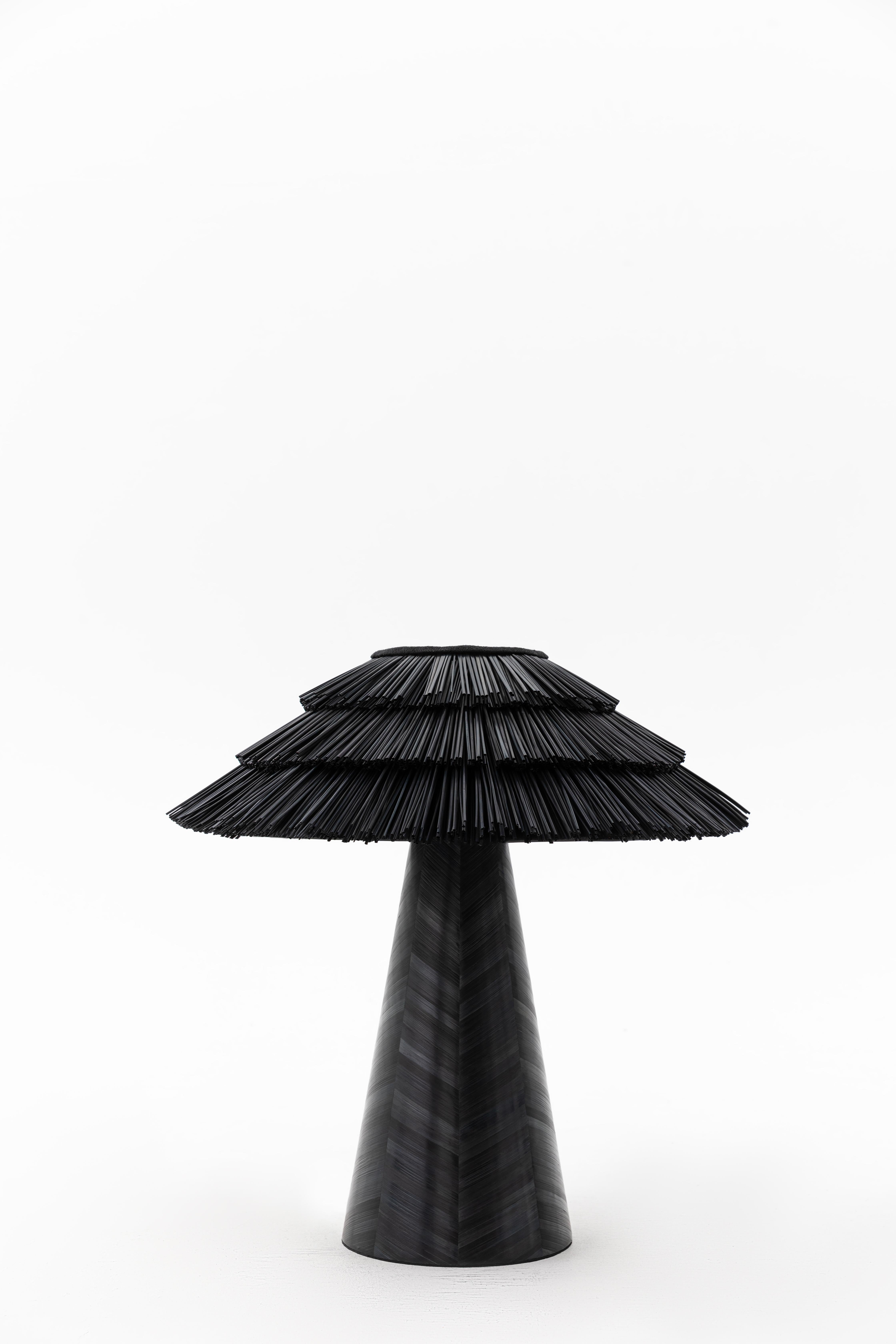Lampe de table Roots of Home Lighting incrustée de paille noire naturelle, pièce de collection Neuf - En vente à Warsaw, PL