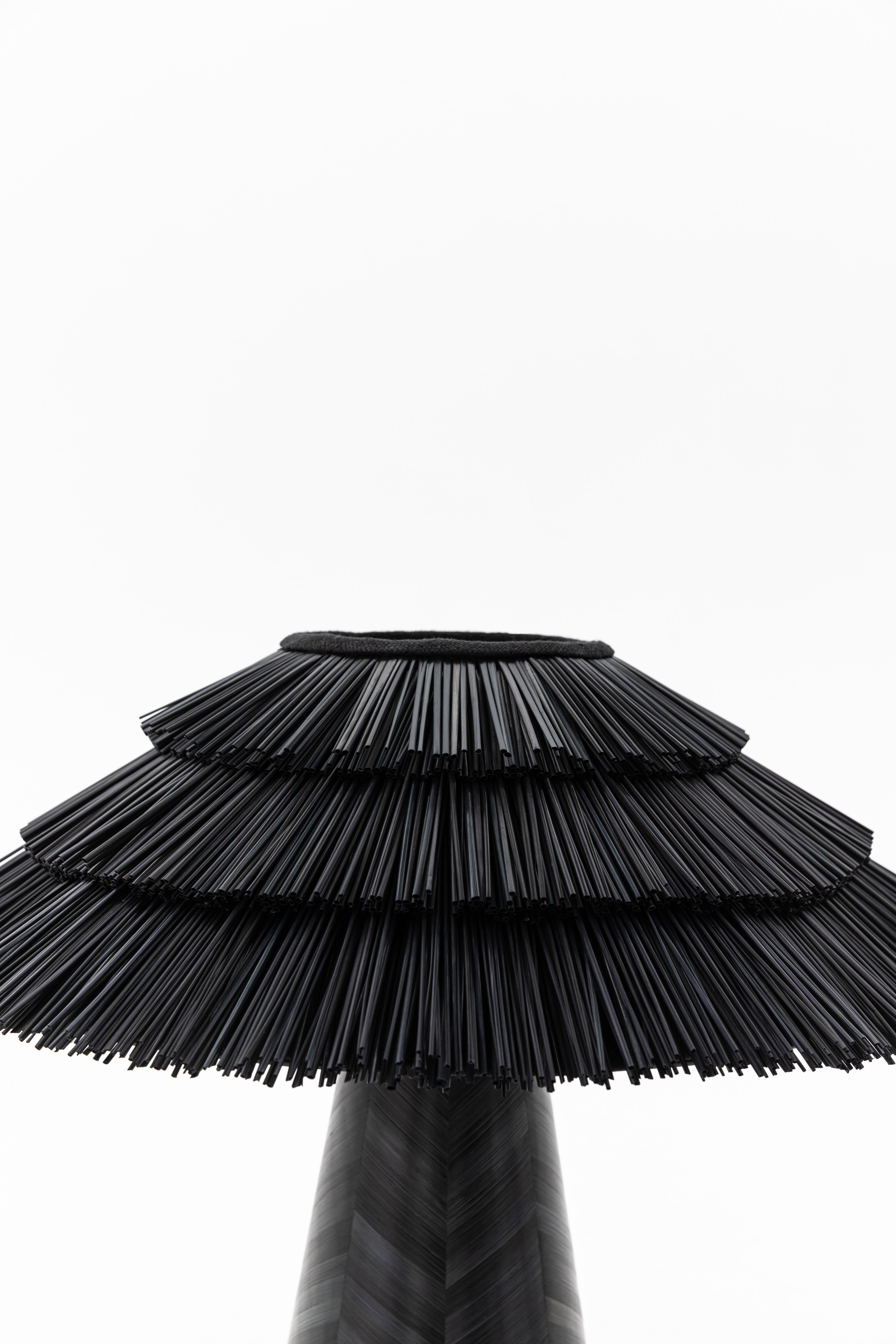 XXIe siècle et contemporain Lampe de table Roots of Home Lighting incrustée de paille noire naturelle, pièce de collection en vente