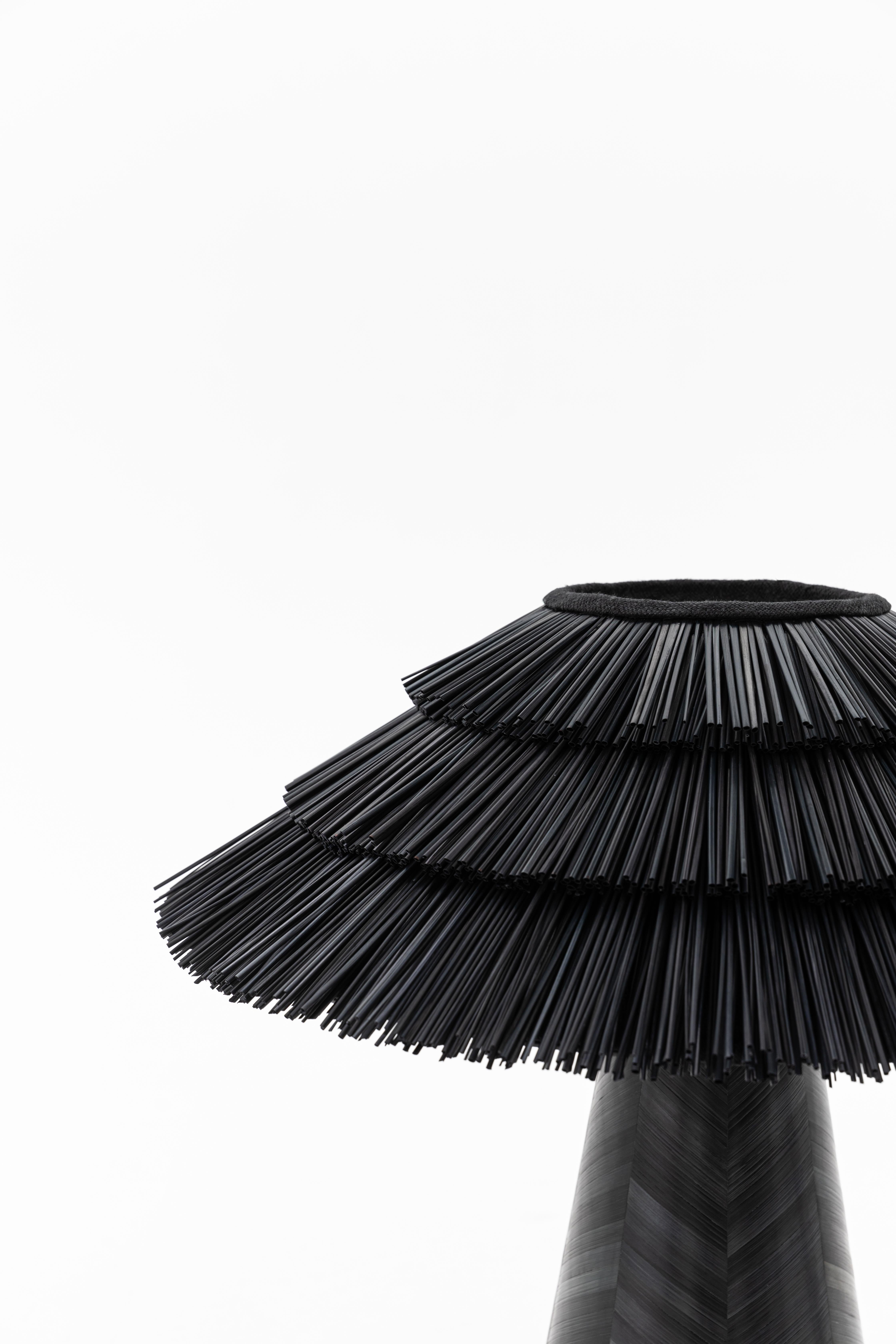 Métal Lampe de table Roots of Home Lighting incrustée de paille noire naturelle, pièce de collection en vente