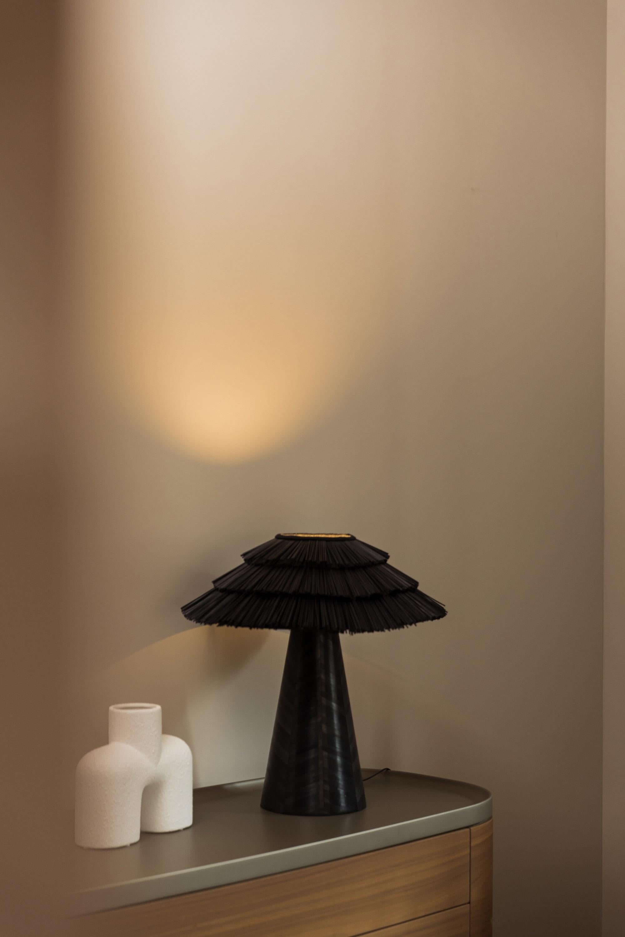 Tischlampe, Wurzeln der Wohnbeleuchtung, mittelgroße Stroh-Intarsien, Sammlerstück, natürliches Schwarz (Ukrainisch) im Angebot