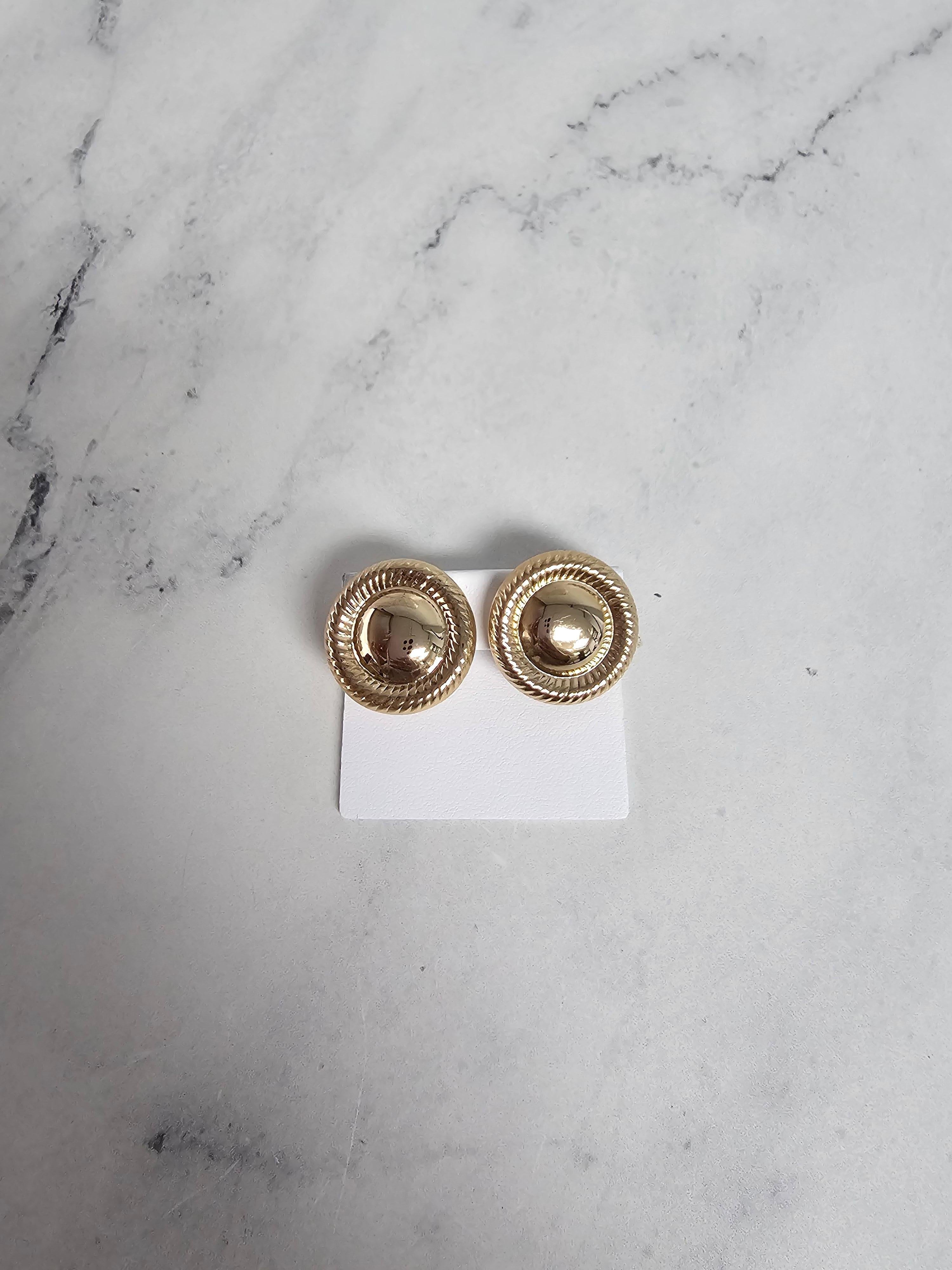Boucles d'oreilles clippées en oméga avec centre poli et orné de corde Neuf - En vente à Sugar Land, TX