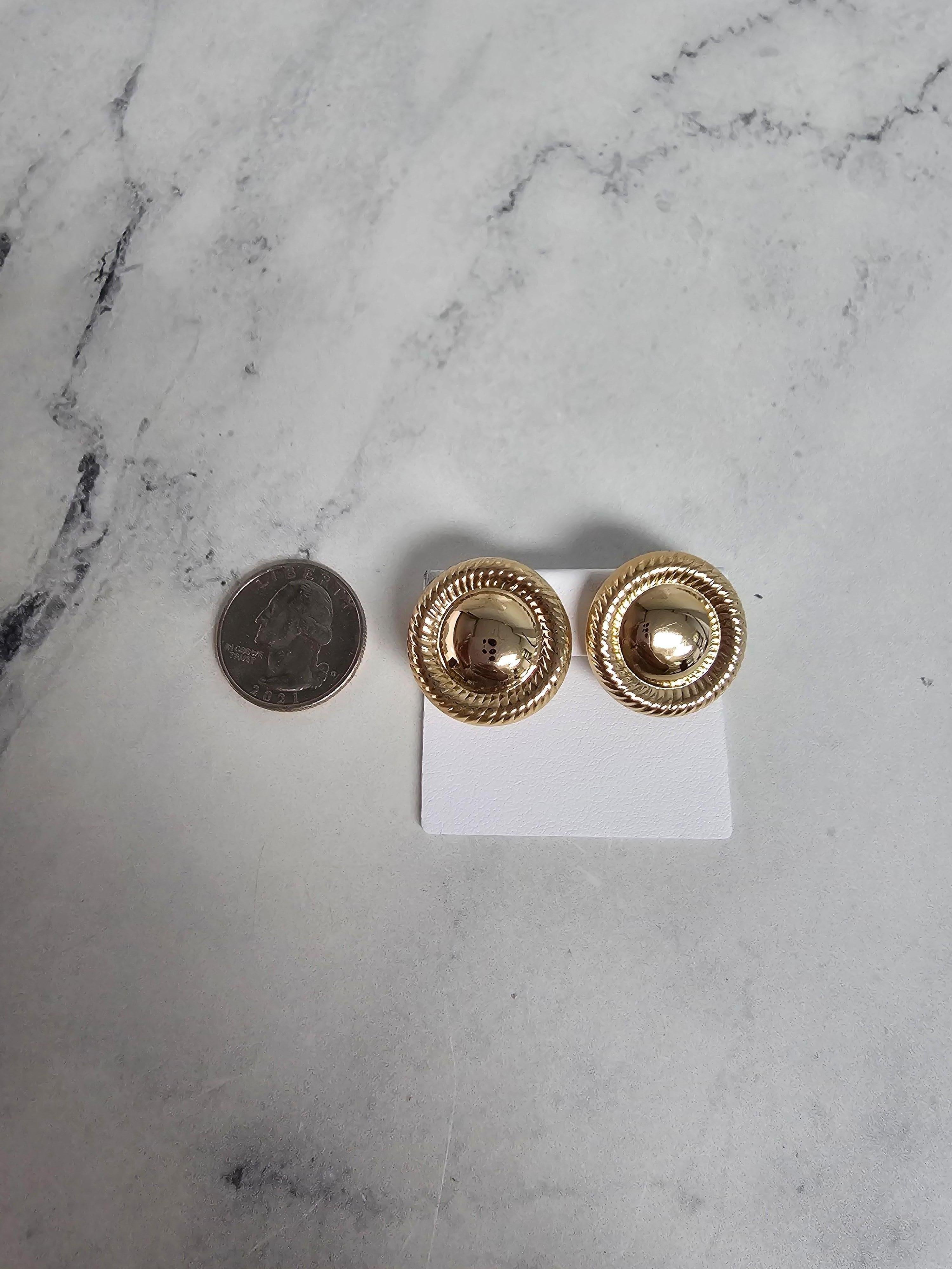 Boucles d'oreilles clippées en oméga avec centre poli et orné de corde Unisexe en vente
