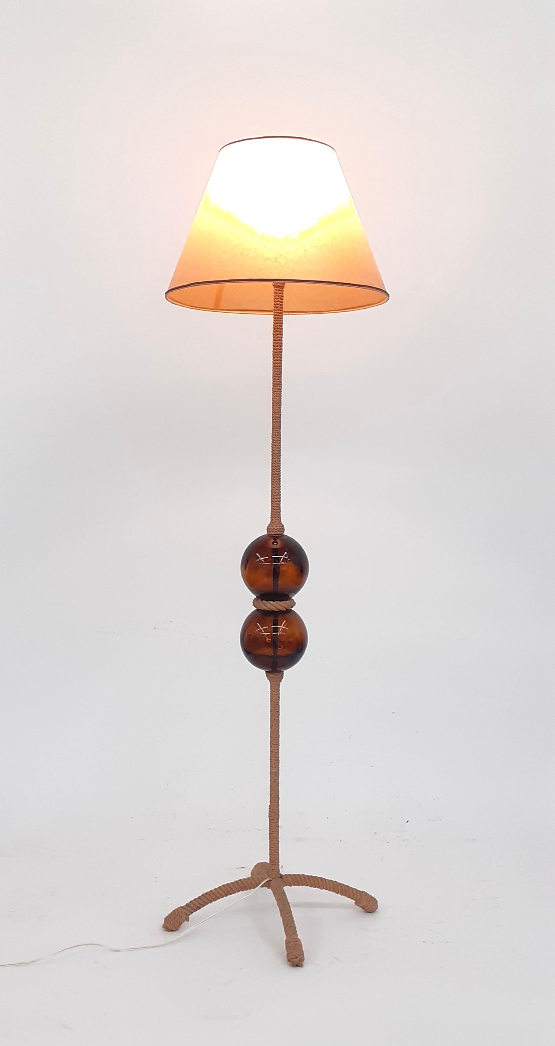 Rope and glass ball lamp floor by Audoux and Minnet, 1960s

without lampshade

Audoux-Minnet is a manufacturer of high-end garden, terrace and lounge furniture in rattan, bamboo and raffia rope.
In the 40s and 50s, designer couple Adrien Audoux