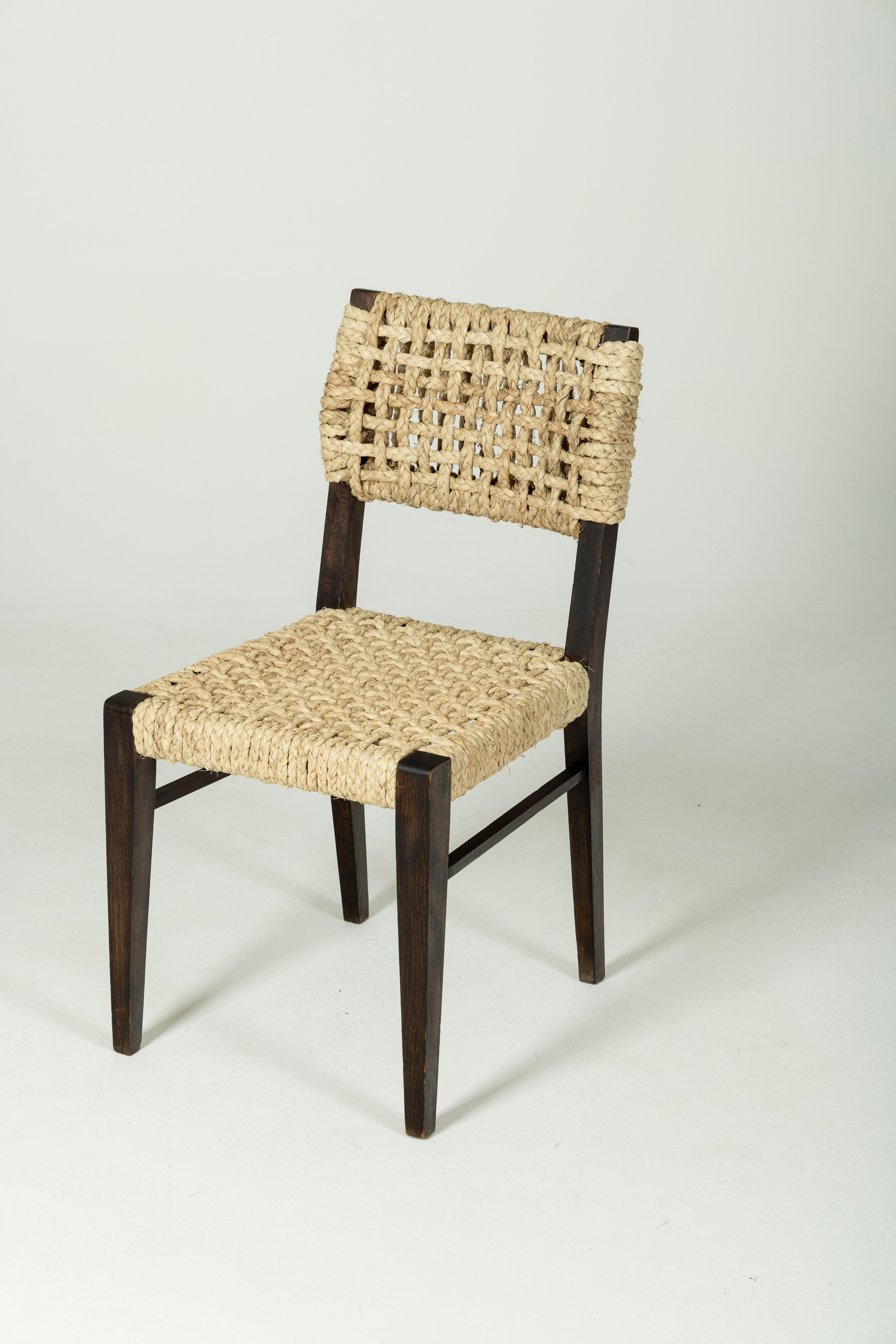 Seilstuhl des Designerpaars Adrien Audoux und Frida Minet für Vibo Vesoul, aus den 1950er Jahren. Sitz und Rückenlehne sind aus Hanf, das Gestell ist aus dunklem Holz. In sehr gutem Vintage-Zustand.
LP372