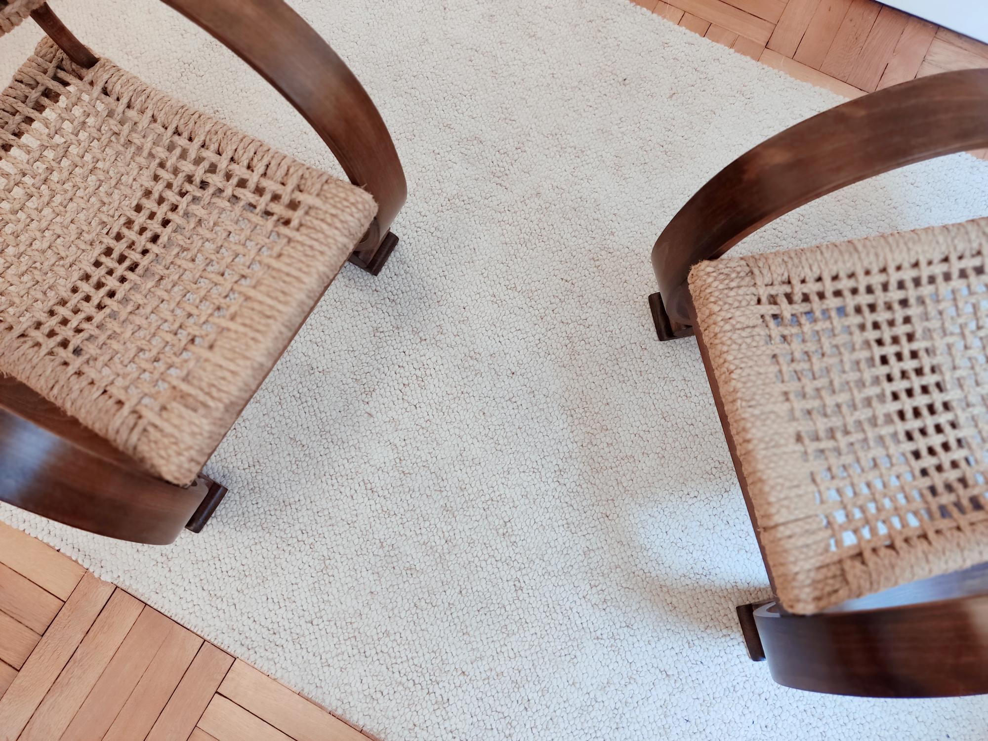 Paar Sessel von Adrien Audoux & Frida Minet, aus Buchenholz und Seil. Französisch, um 1950. Die abgerundeten Formen werden Ihrem Interieur viele Stile verleihen.
Jeder Sessel ist einzigartig und handwerklich hergestellt. Die Abmessungen