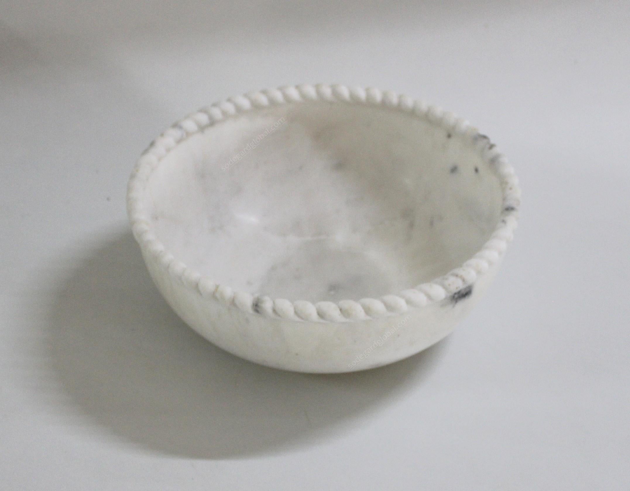 Indiano Ciotola di corda in marmo bianco realizzata a mano in India da Stephanie Odegard in vendita