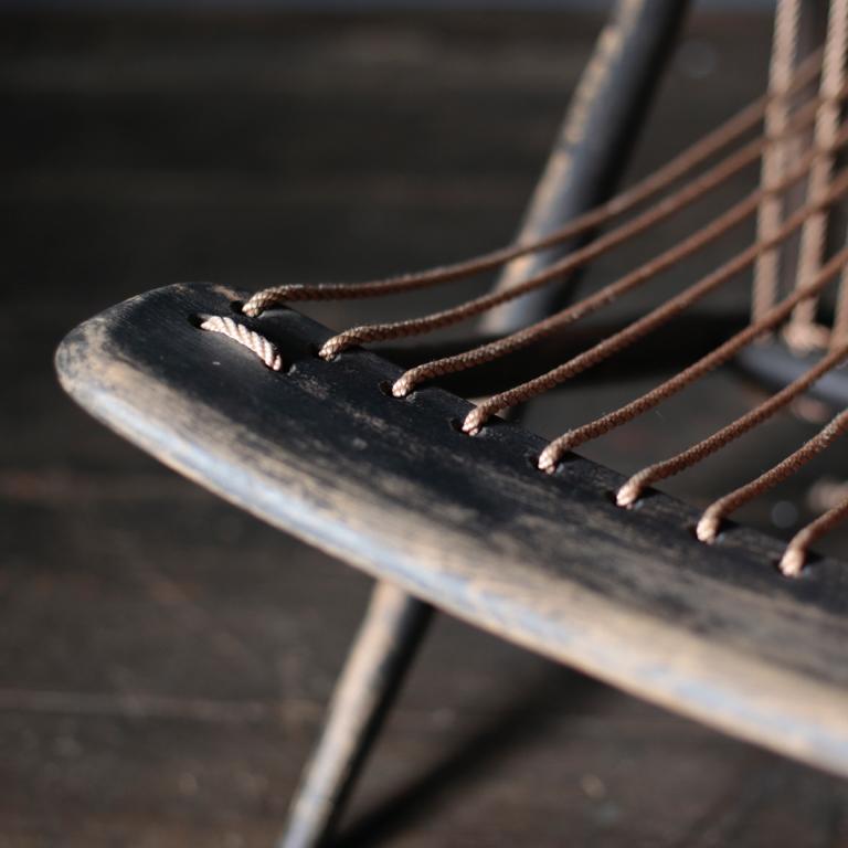 A rope chair made by Maruni Mokko in 1950s. A design that wraps up the body with a tension stretched with a rope on the seat surface and a seat on the back. Folding type will be made later, but this is not the folding type in early model. Very rare