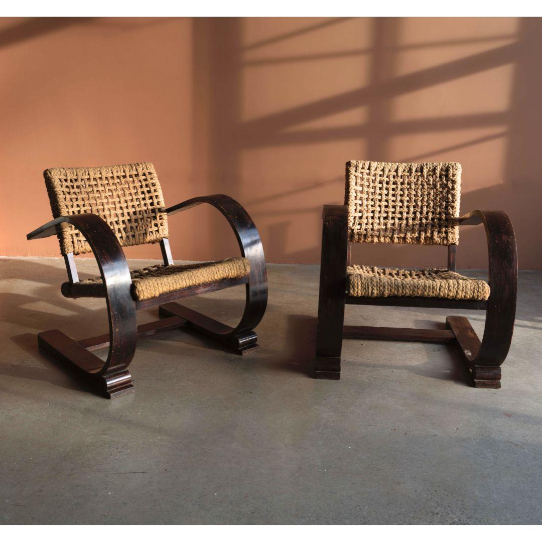 Eleganza senza tempo nel design: Una coppia di sedie a sbalzo Rope Chair di Adrien Audoux and Frida Minet per Vibo, realizzate in Francia intorno al 1940. Caratterizzate da una scultorea struttura in legno di faggio e da sedute in corda intricata,