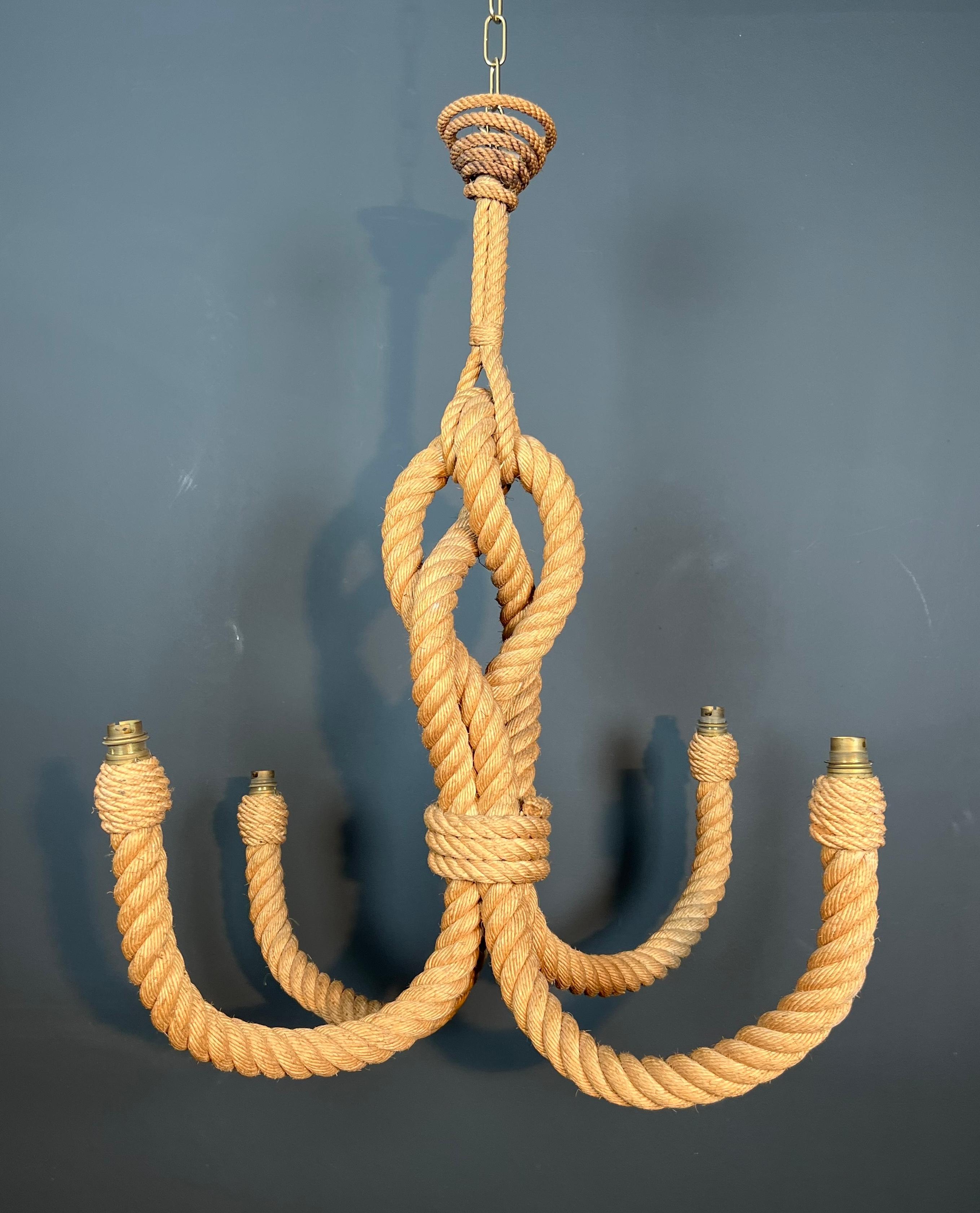 Esta bonita, grande y decorativa lámpara de araña está hecha de cuerda. Se trata de una obra francesa de los famosos diseñadores Adrien Audoux y Frida Minet - Audoux-Minet. Alrededor de 1950