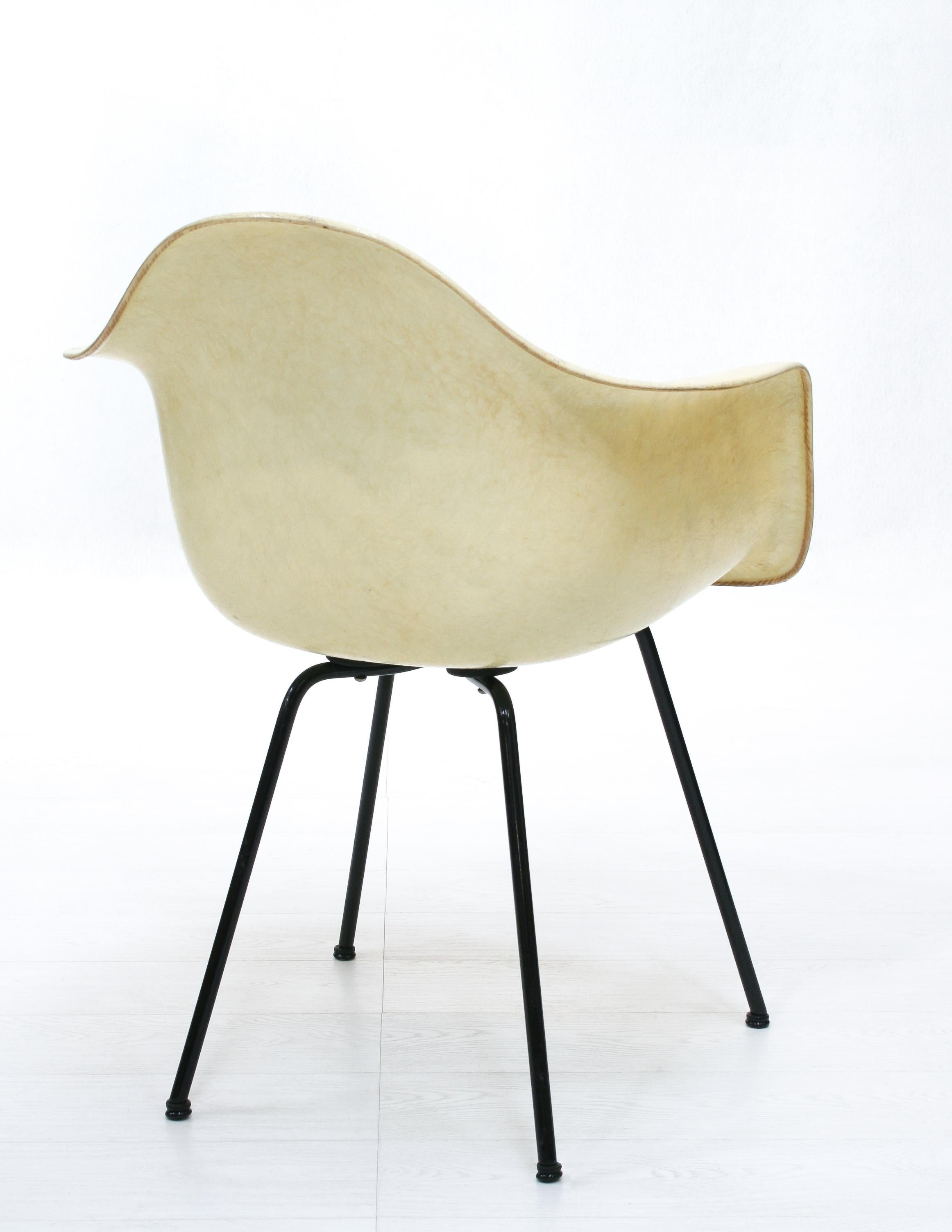 Original early 'rope edge' chair by Ray & Charles Eames for Zenith Plastics