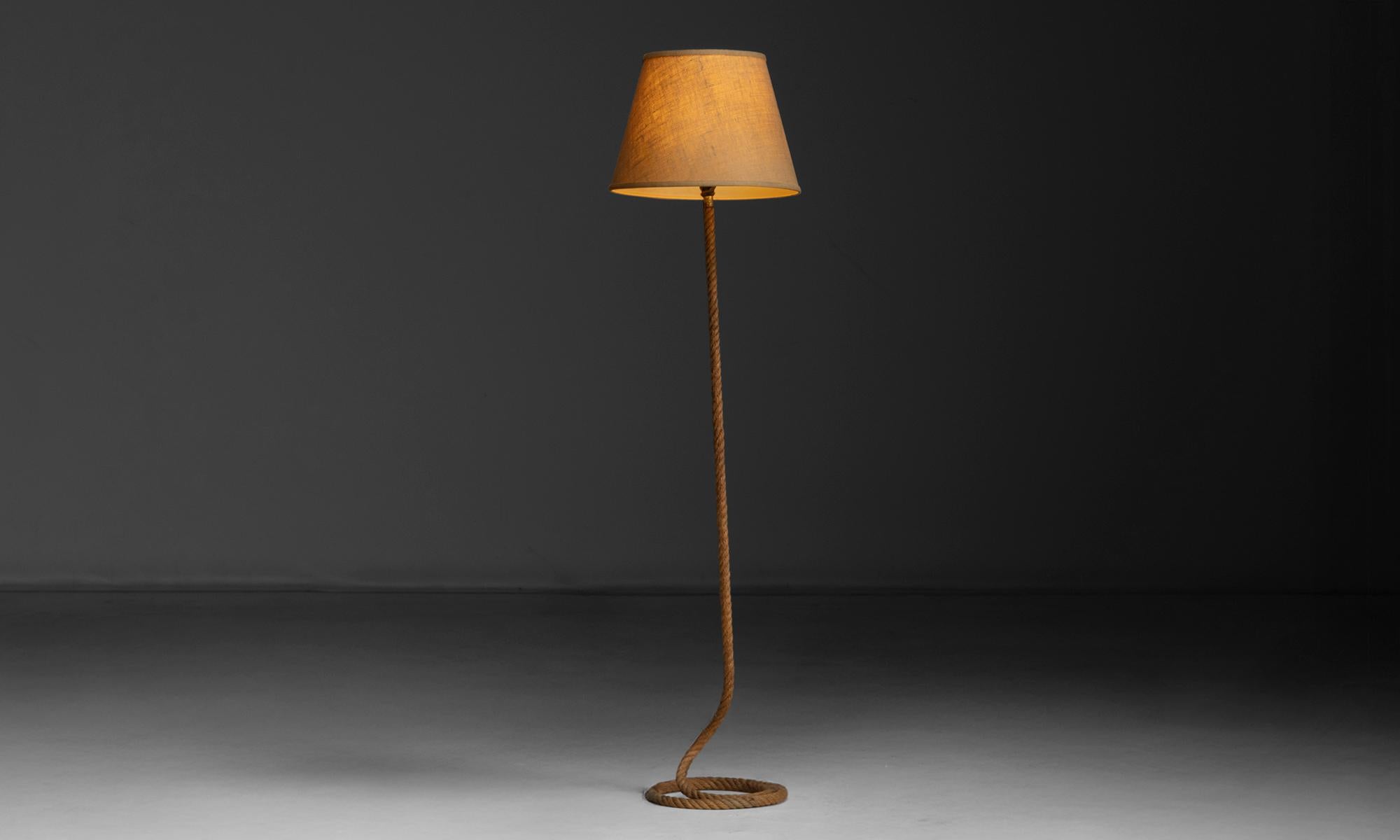 France, 1970
Lampe à corde avec abat-jour en toile de jute, attribuée à Audoux Minet.
16 