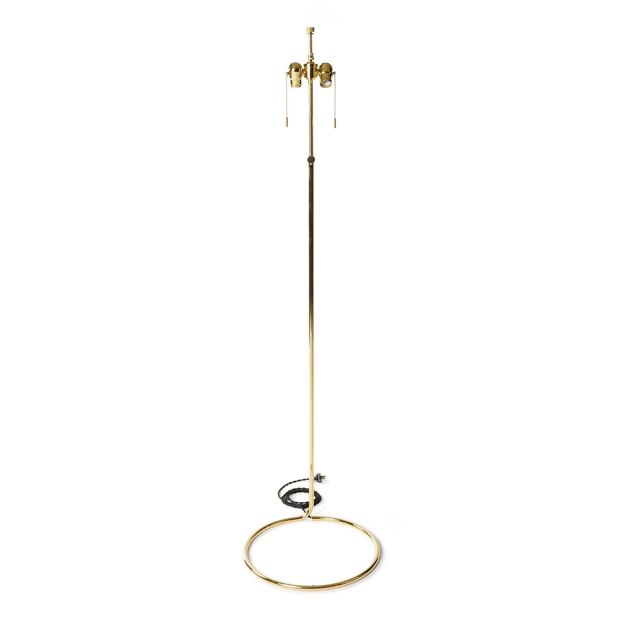 Un lampadaire dépouillé et sinueux, fabriqué à partir d'une bobine continue de tubes de bronze finement calibrés. Disponible en finition polie ou patinée.