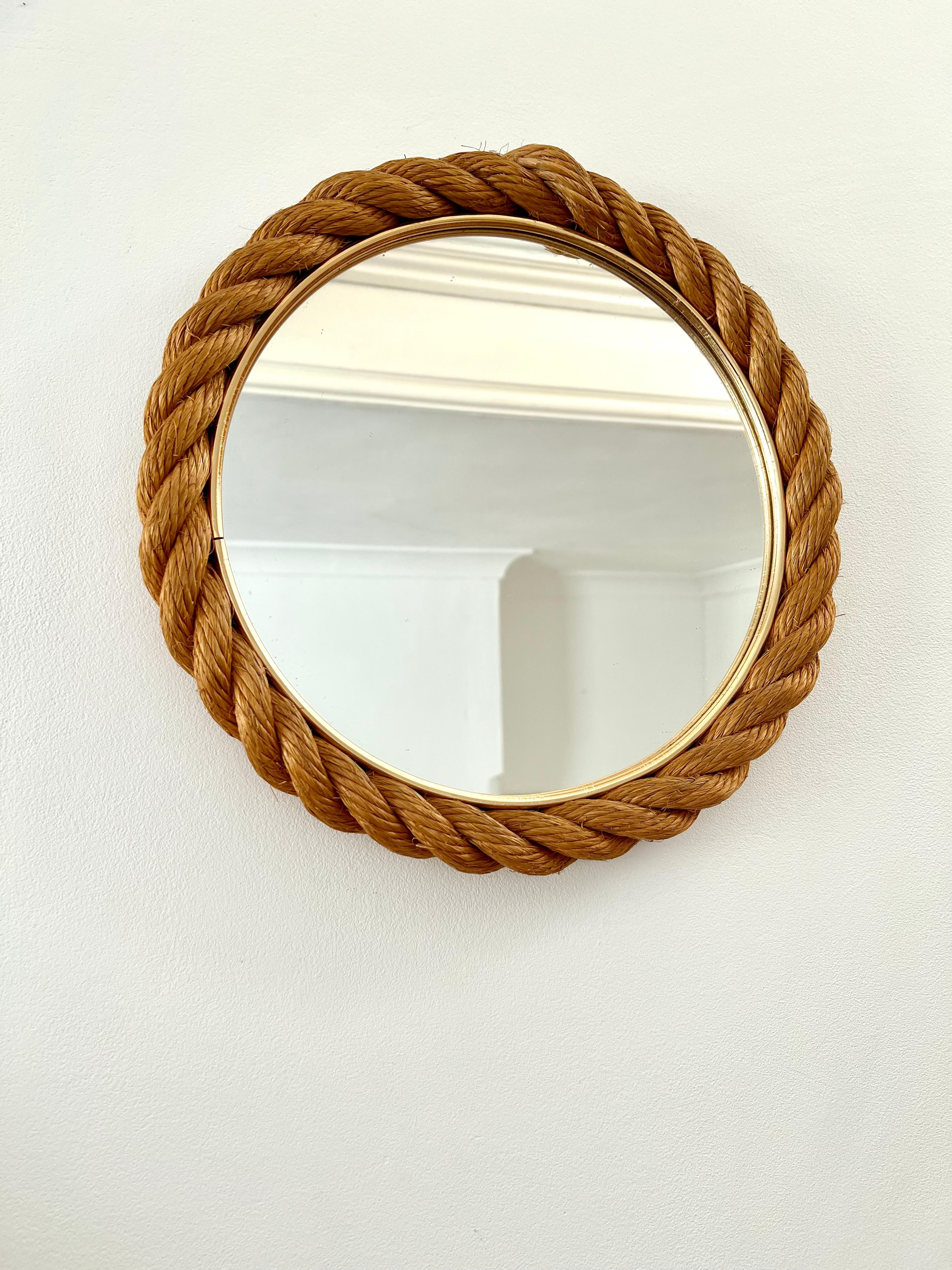 Mirror by Adrien Audoux and Frida Minet, France, circa 1950-1960.

Rope frame with brass banding.

Very good original condition, nice colour to the rope, very clean with no damage to the frame or glass.

33cm diameter.

Clean, ready for use.

Free
