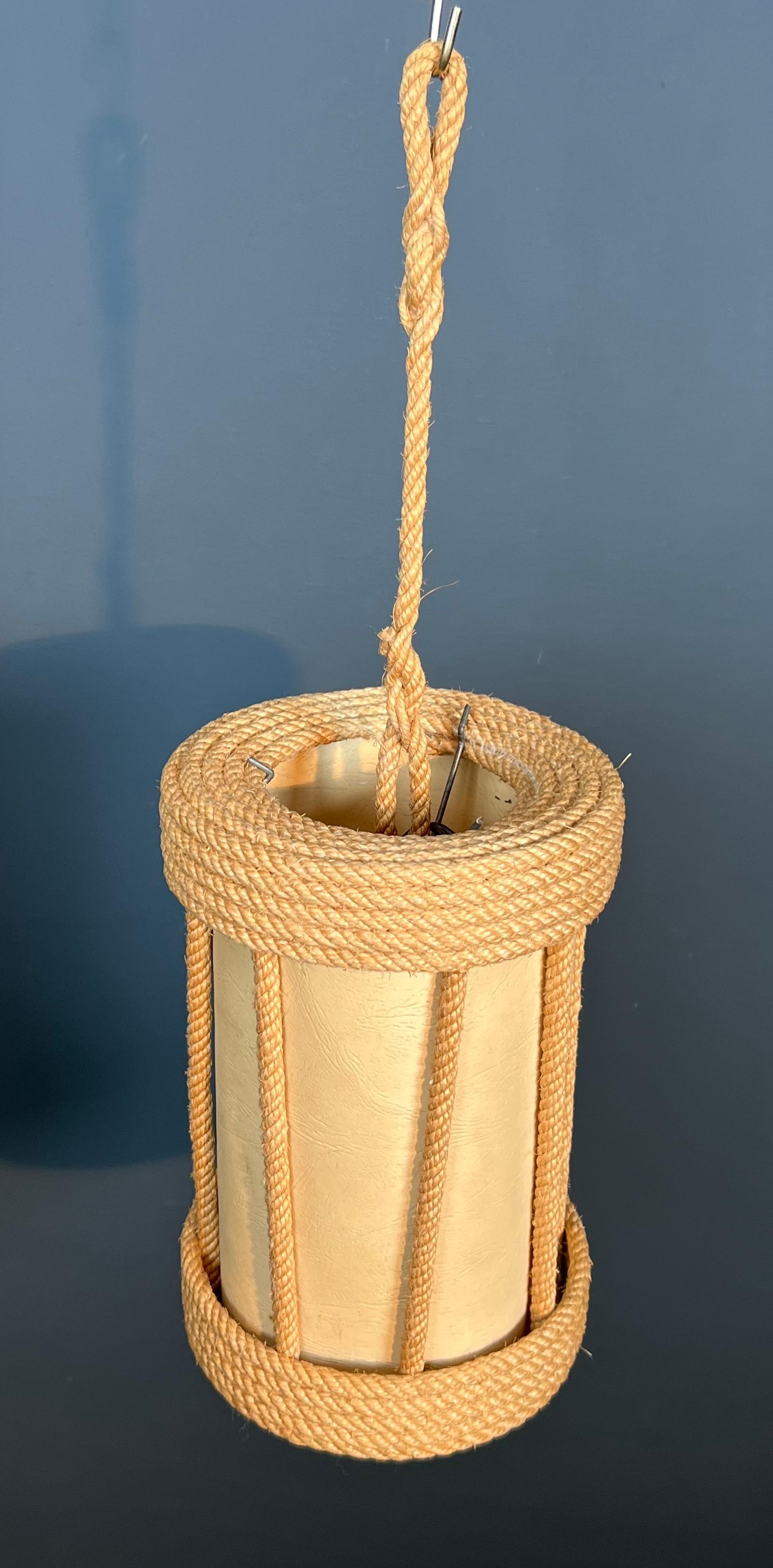 Cette très belle lanterne ronde est faite de corde. Il s'agit d'une œuvre française réalisée par les célèbres designers Adrien Audoux & Frida Minet (Audoux-Minety). Circa 1950