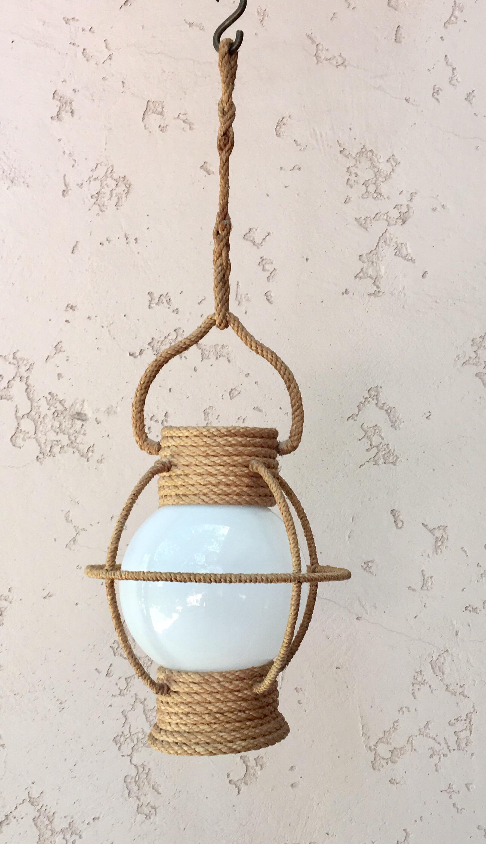 Mid-Century Modern Lustre lanterne en corde du milieu du siècle Adrien Audoux and Frida Minet en vente