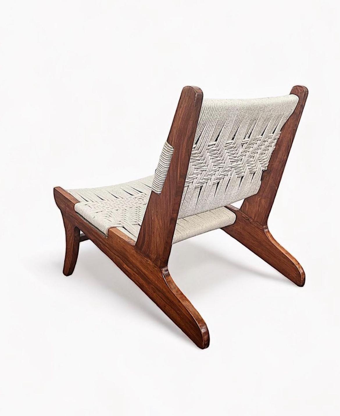 Fantastique chaise basse en teck et corde attribuée à Pierre Jeanneret. Elle provenait de Chandigarh, en Inde, au début des années 2000. 

Cette chaise exacte (ainsi qu'une deuxième chaise déjà vendue) est apparue dans Sotheby's 20th Century Design,