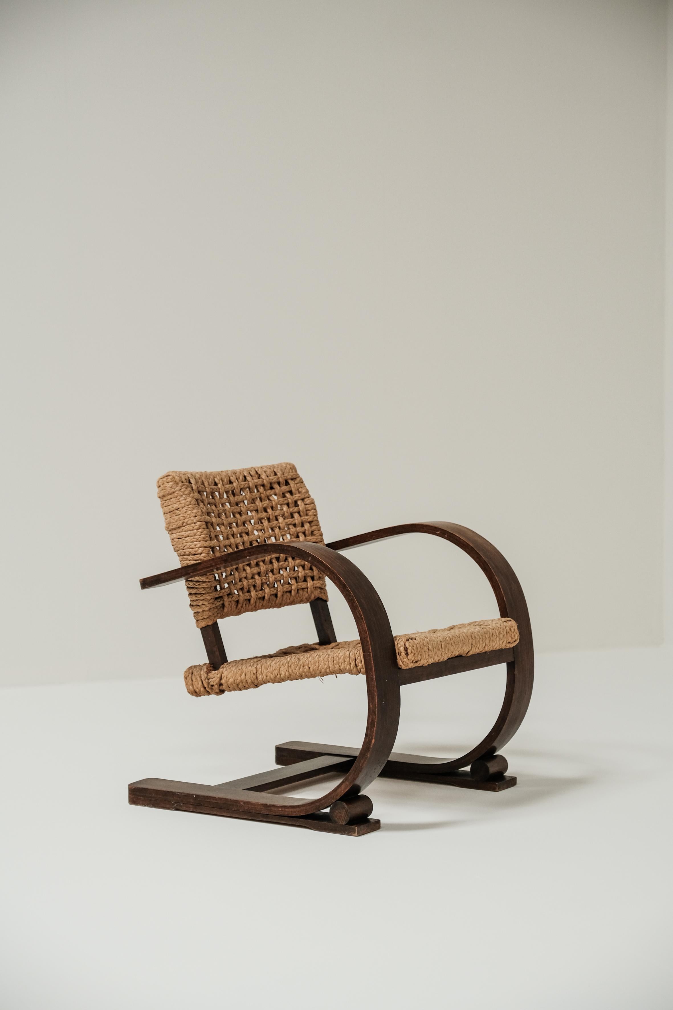 Cette chaise longue vintage a été Design/One par Adrien Audoux & Frida Minet pour Vibo Vesoul. 

Fabriqué en France, 1940. Ce design méditerranéen reflète le matériel utilisé par les pêcheurs à l'époque : la corde et le bois courbé.

La chaise est
