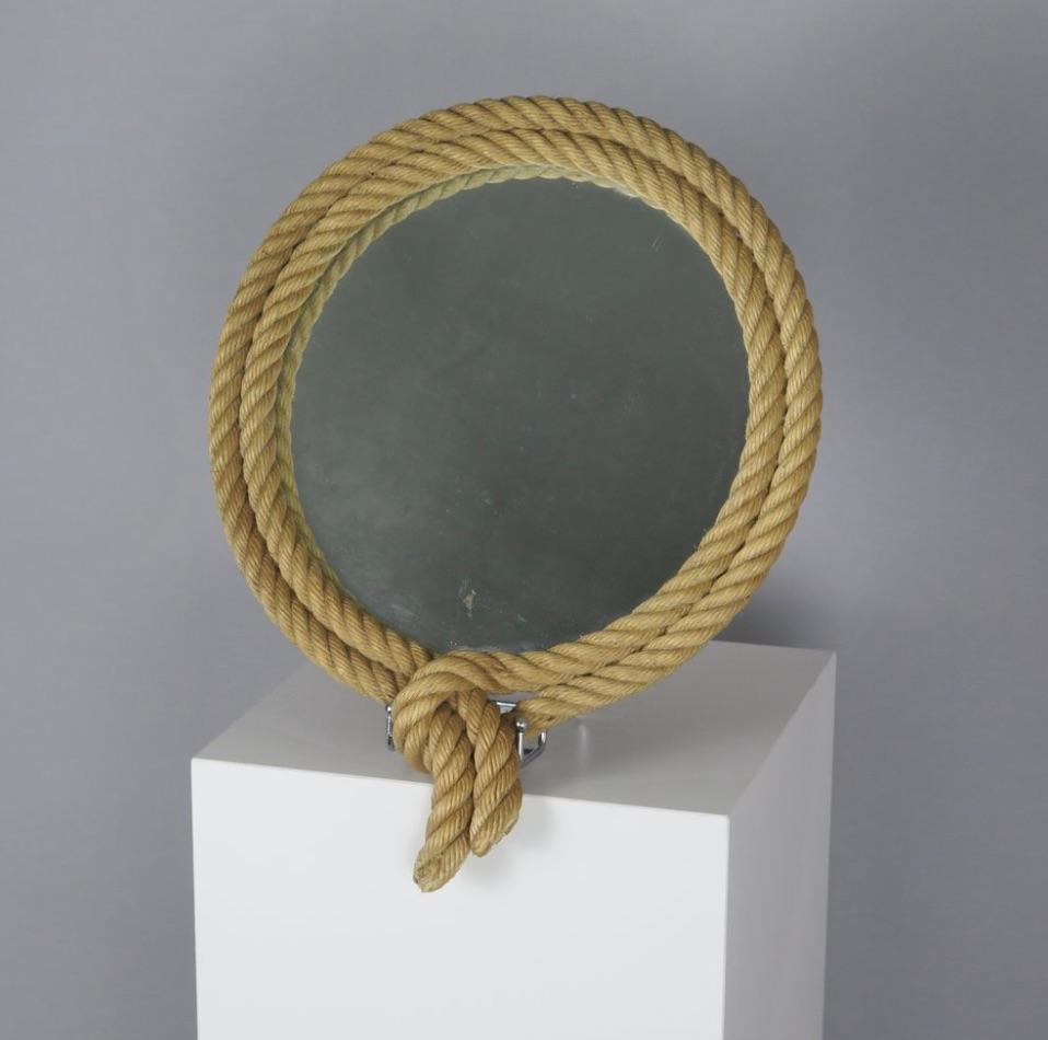 Milieu du XXe siècle Miroir en corde avec dos en cuir par Audoux Minet. France, vers 1960. en vente