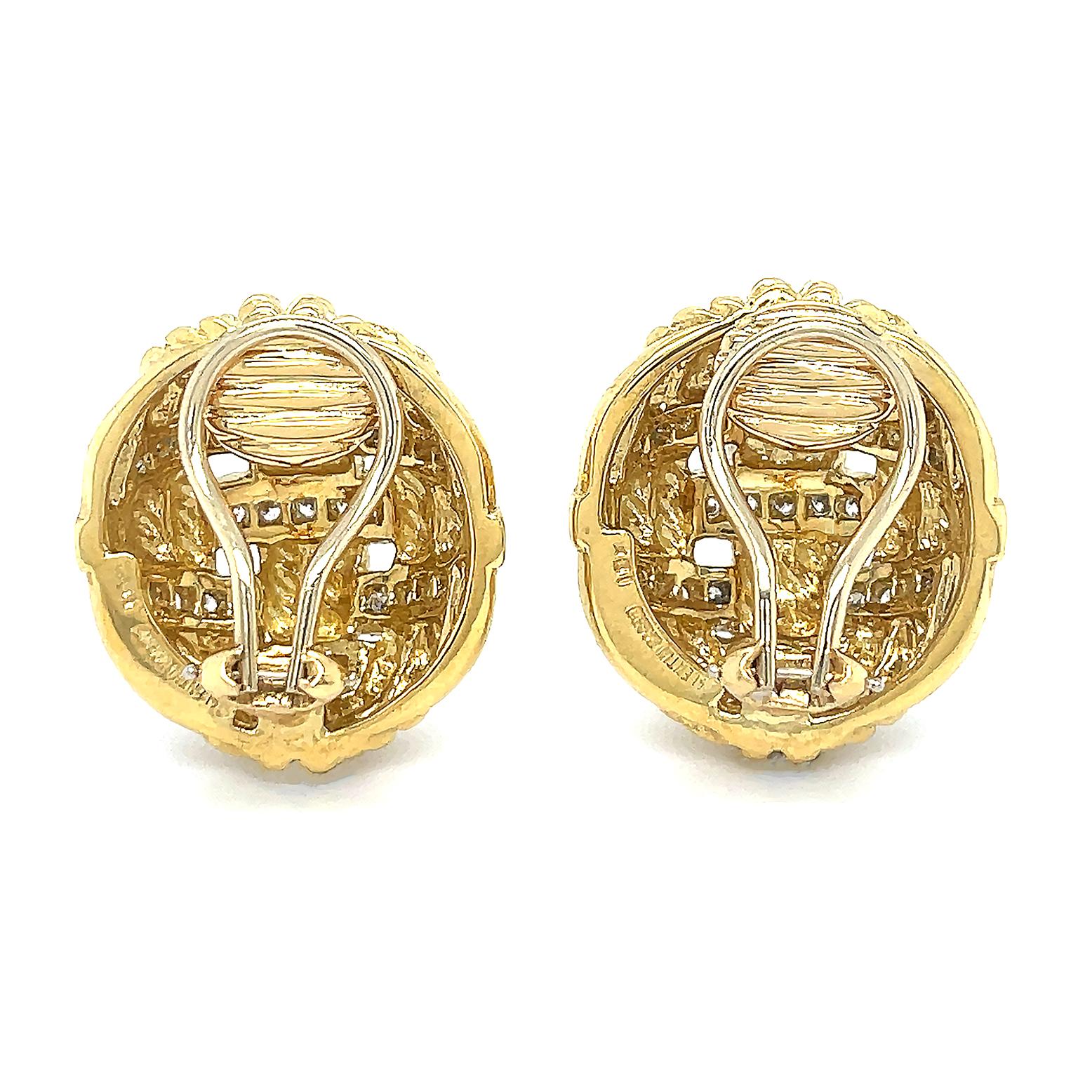 18K Yellow Gold Rope Overlap Dome Diamond Clip-on Earrings In New Condition For Sale In New York, NY