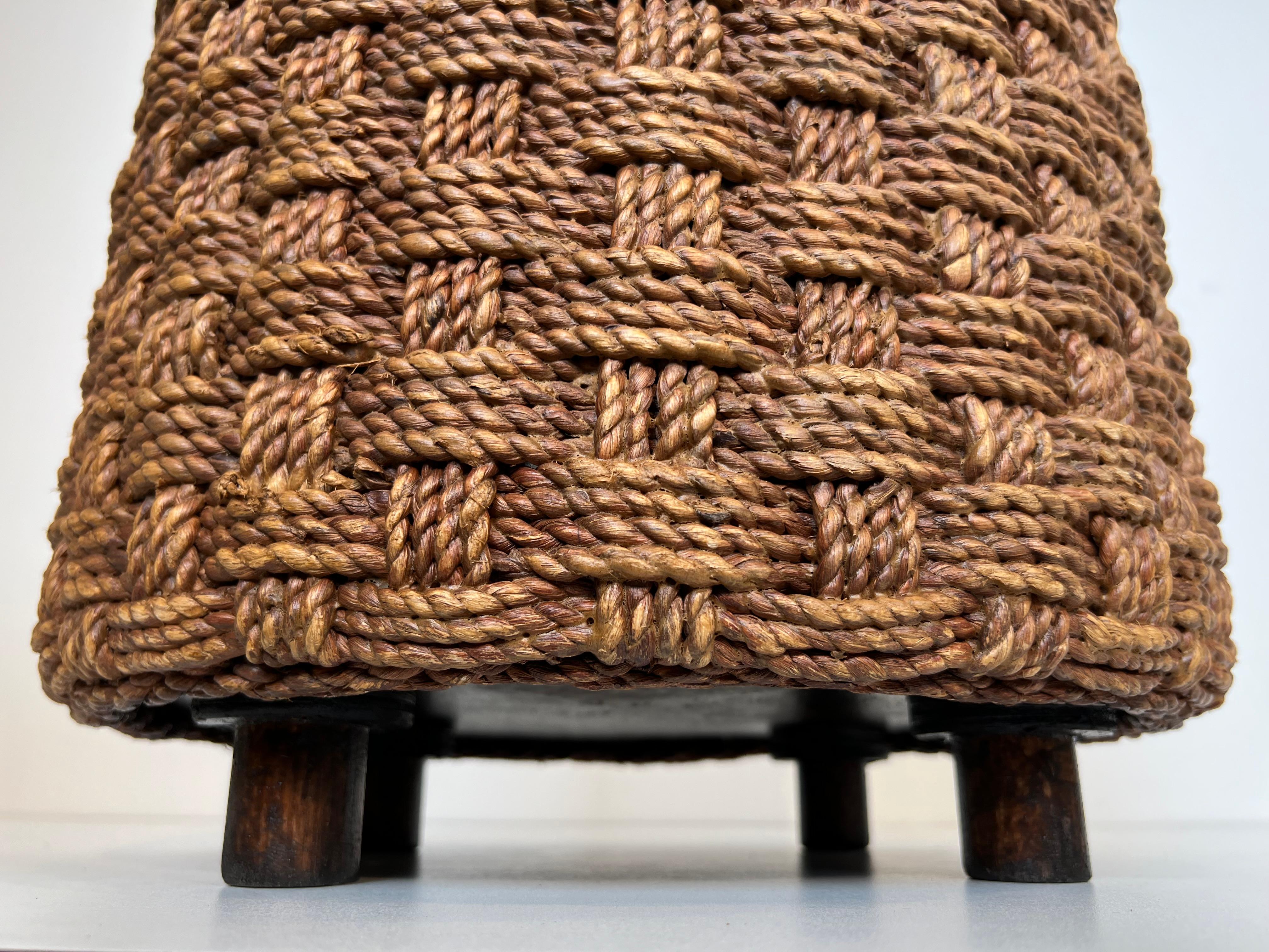 Tabouret en corde à pieds ronds en bois dans le style d'Audoux Minet en vente 4
