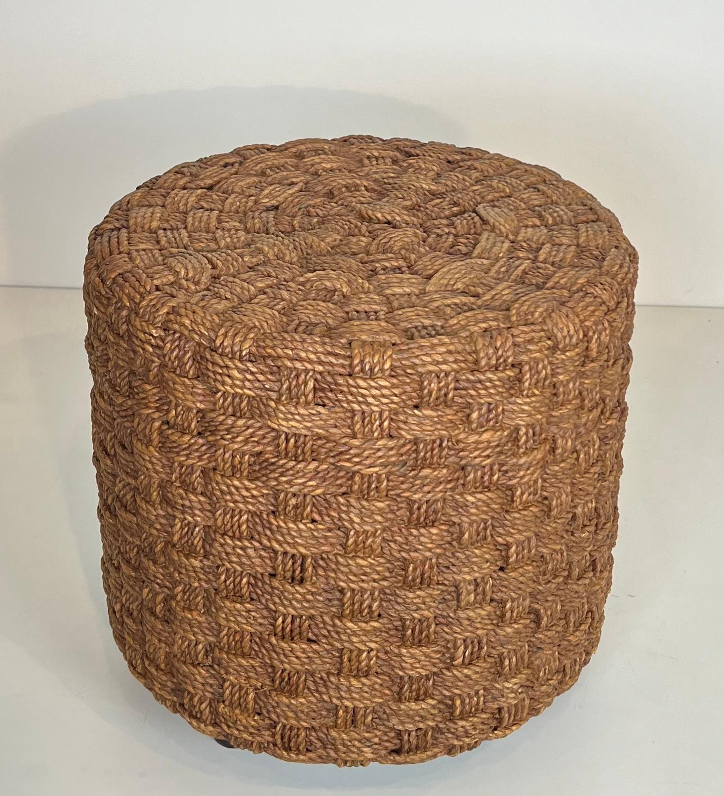 Ce joli tabouret est fait de corde avec des pieds ronds en bois. Il s'agit d'une œuvre française dans le style d'Adrien Audoux et de Frida Minet (Audoux Minet). 12 pièces disponibles. Circa 1970