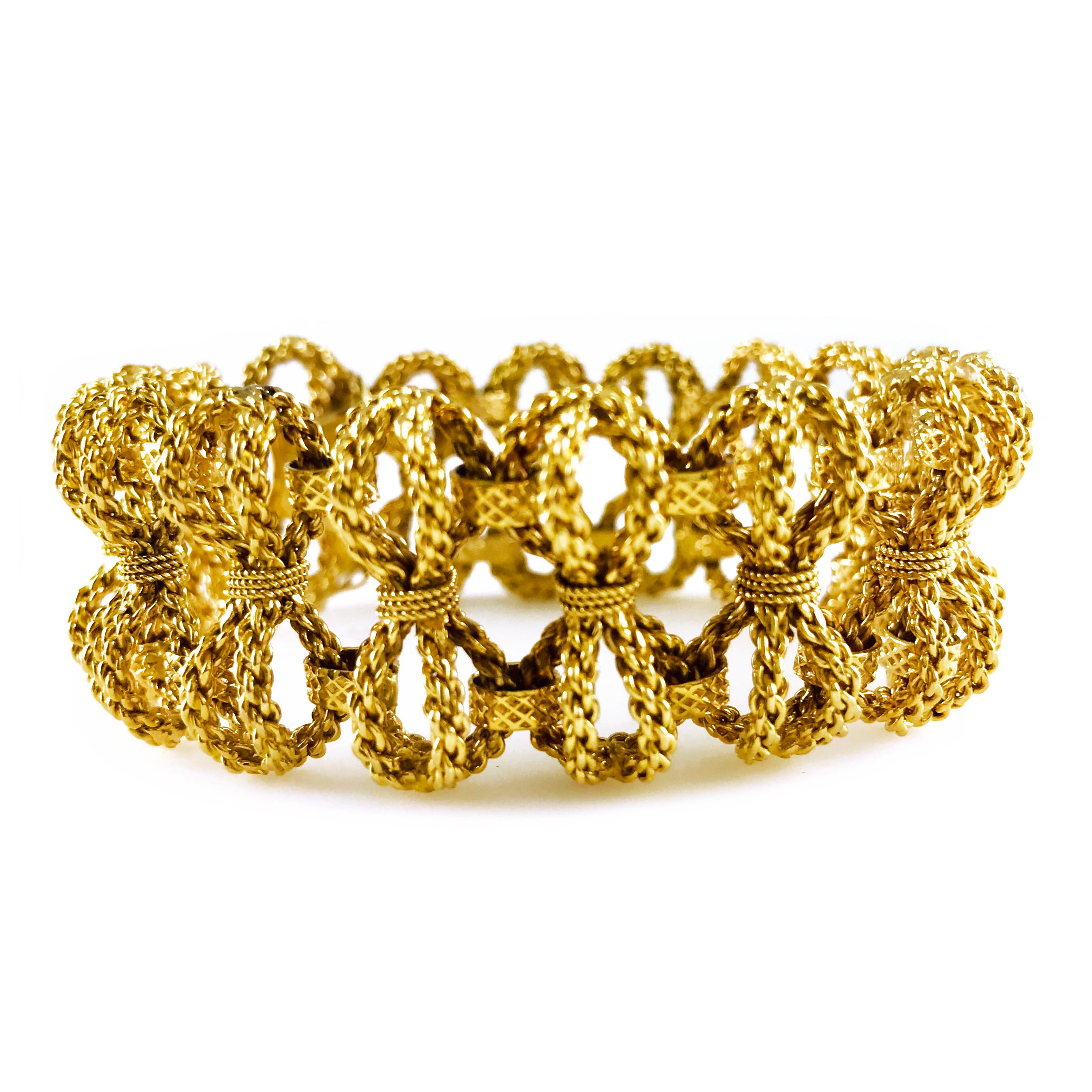 Ce bracelet présente une série de nœuds en forme de corde travaillés de manière complexe, créant un charmant mélange d'élégance et de design audacieux. Chaque arc est magnifiquement formé dans un riche or jaune 18 carats, offrant à la fois texture