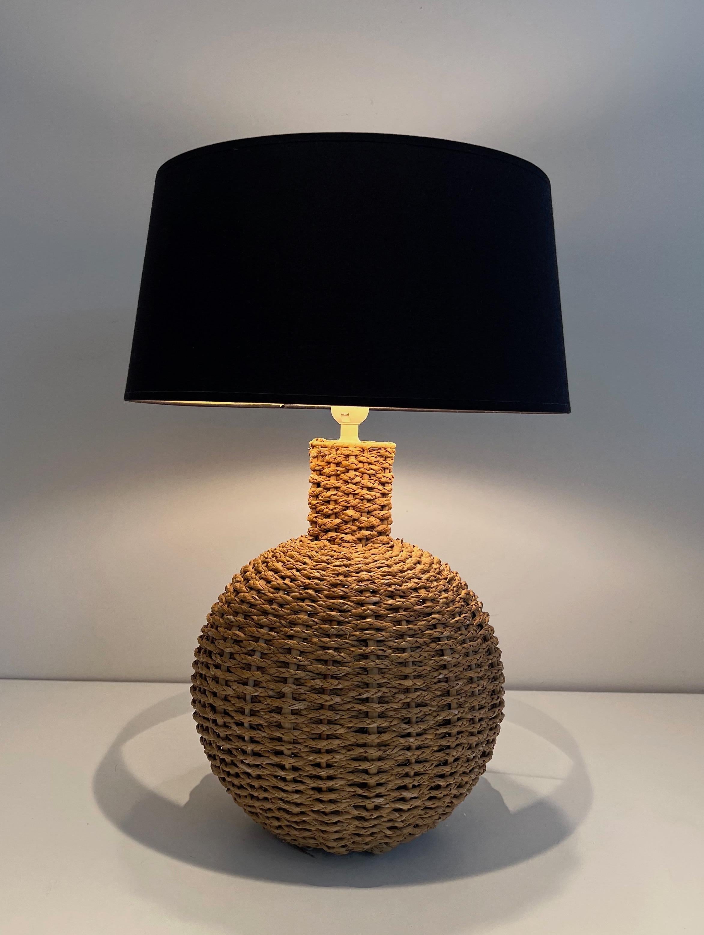 This very nice table lamp is made of rope. This is a French work in the Style of Adrien Audoux & Frida Minet. Circa 1970