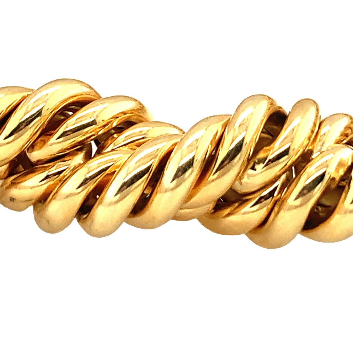 Ein Seil Twist Design, Hochglanz 18K Gelbgold Halskette mit einer Breite von 16 Millimetern. Erhebliches Gewicht und schwere Ausführung.  Mess 16,75 Zoll in der Länge.

Grandios, stark, massiv.

Metall: 18K Gelbgold
Circa: 1970er