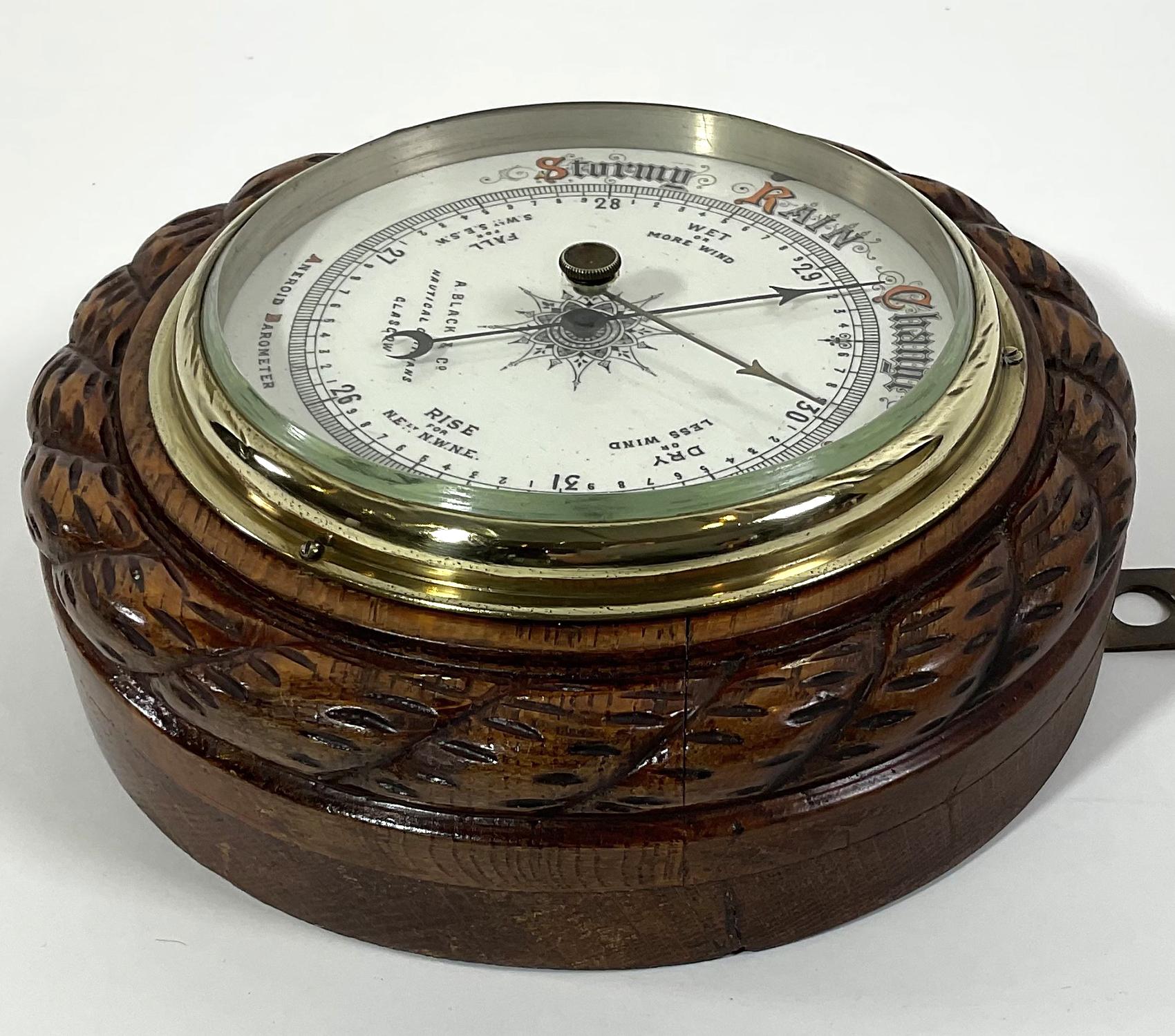 Nautisches Barometer aus geschnitzter Eiche mit Seildrehung (Mitte des 20. Jahrhunderts) im Angebot